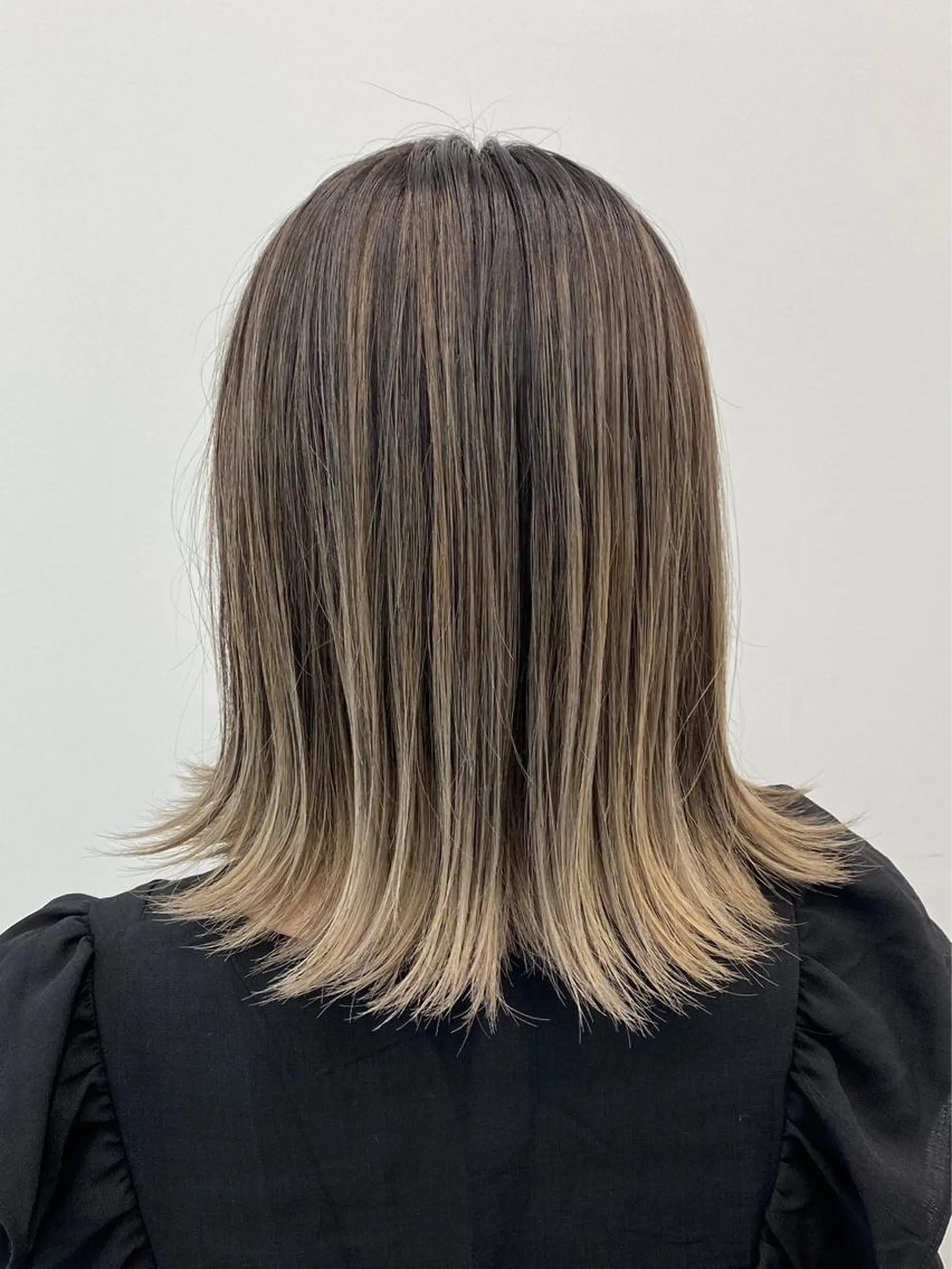 ミディアム アッシュ 顔周りカット ハイライト 髪質改善 韓国風ヘア ヘアカラー トリートメント 【公式】amble luxe池袋東口🩷のヘアスタイル