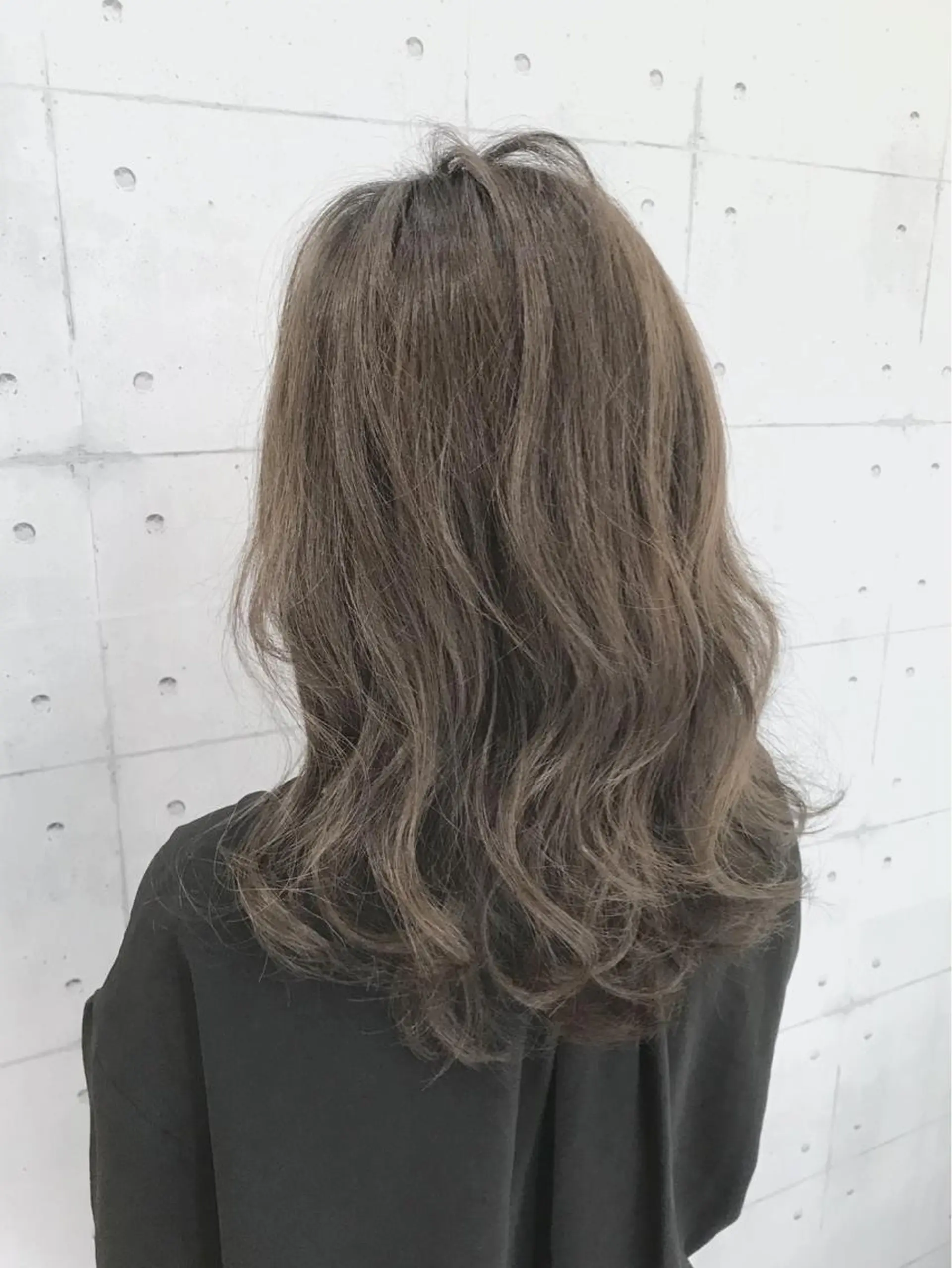 セミロング カラー ブリーチ グレージュ ハイライトカラー イルミナカラー ハイライト 高木 麻知子のヘアスタイル