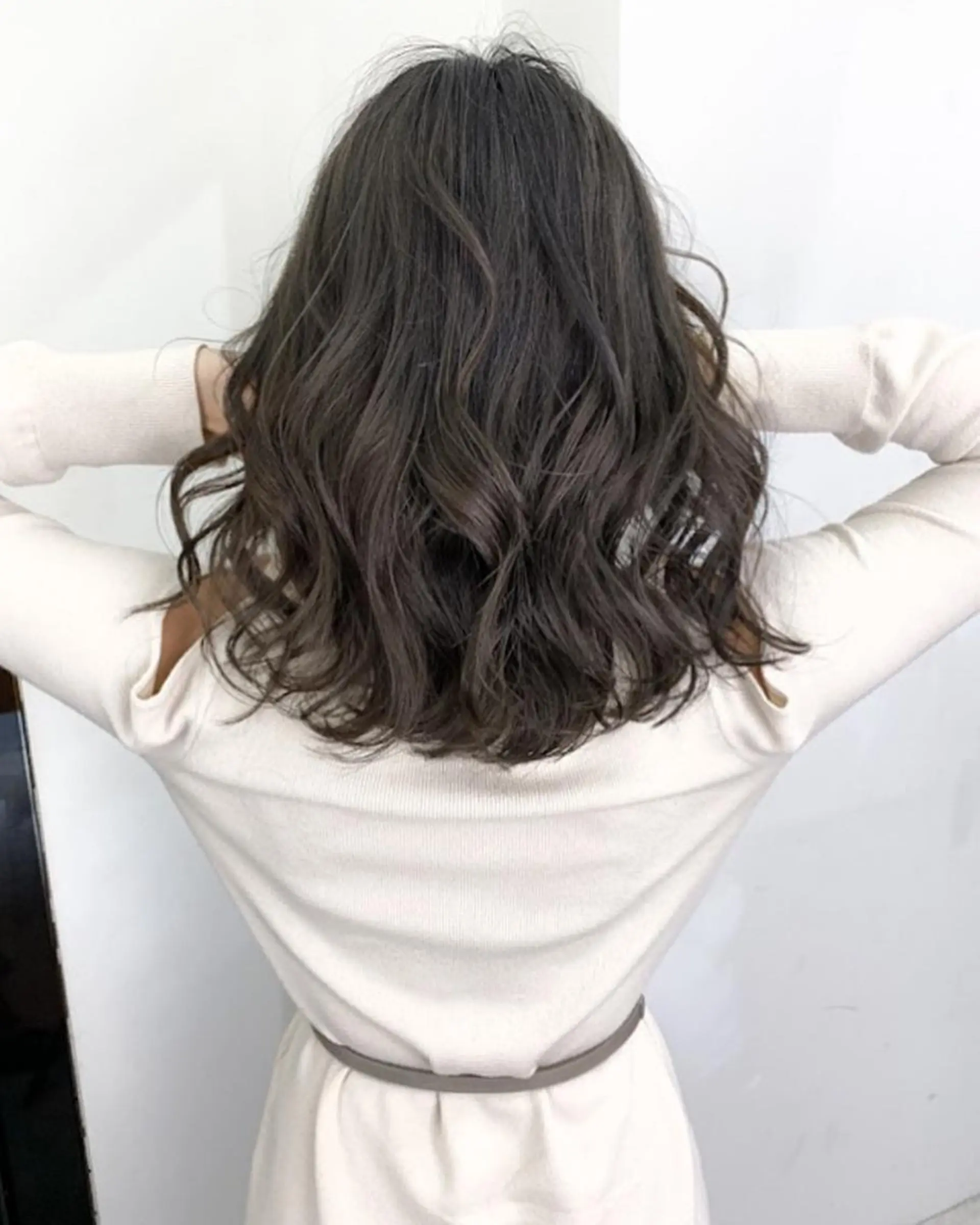 ミディアム カラー グレージュ シルバー シルバーグレージュ エクステ（レミー毛） NINEのヘアスタイル