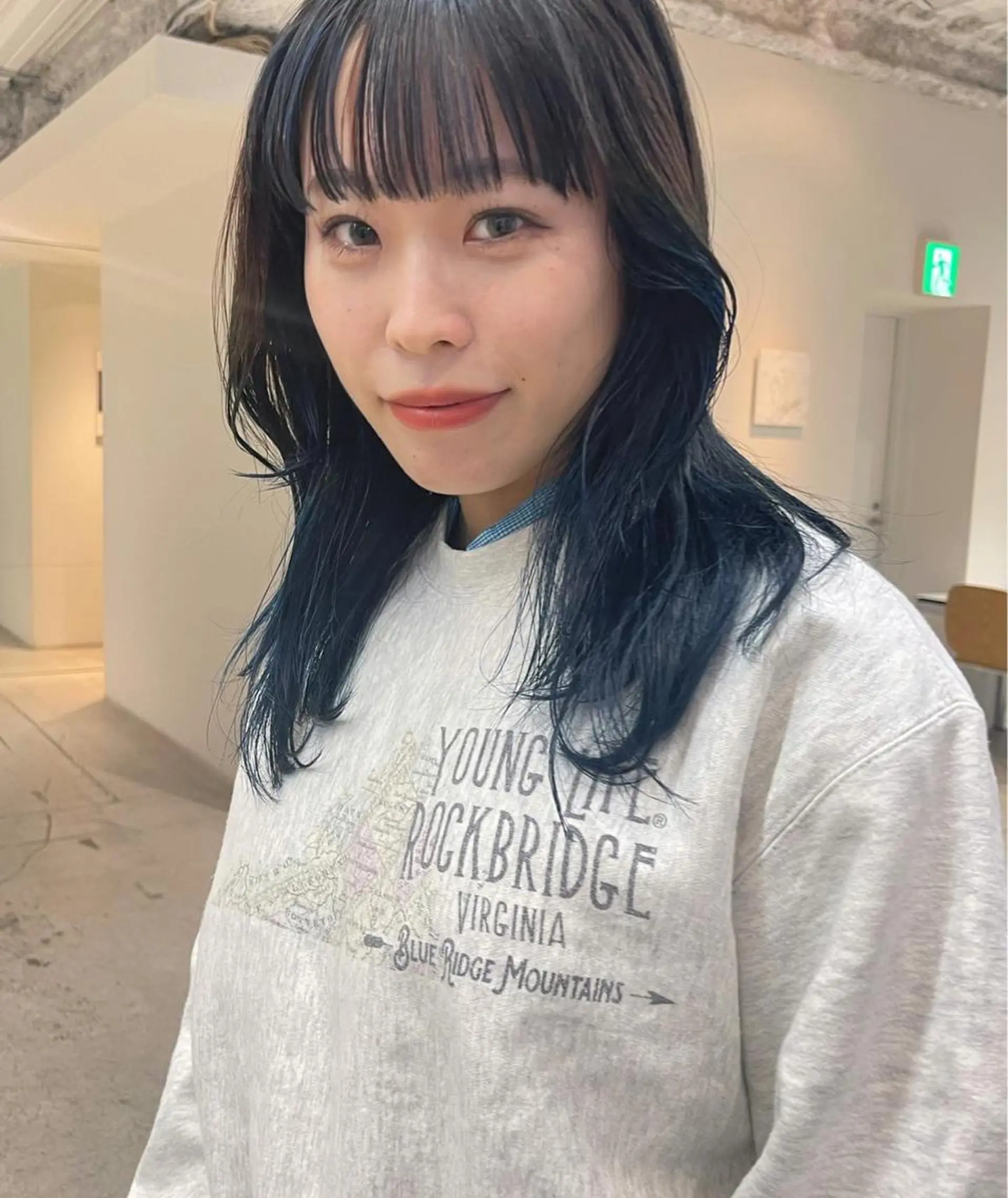 セミロング oma　袮次金 鈴香のヘアスタイル