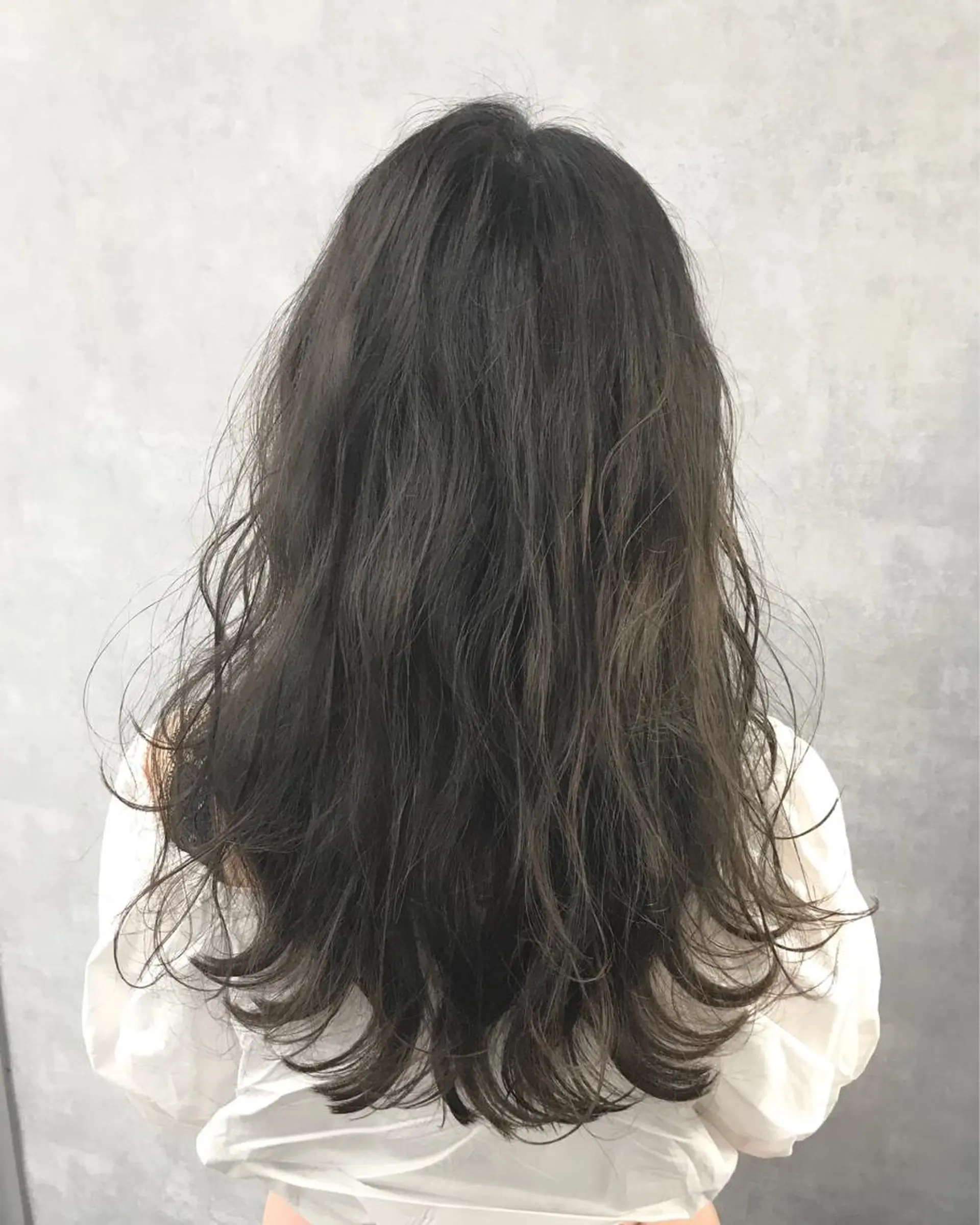 セミロング カラー グレージュ TOMOYAレイヤー ブリーチ縮毛矯正のヘアスタイル