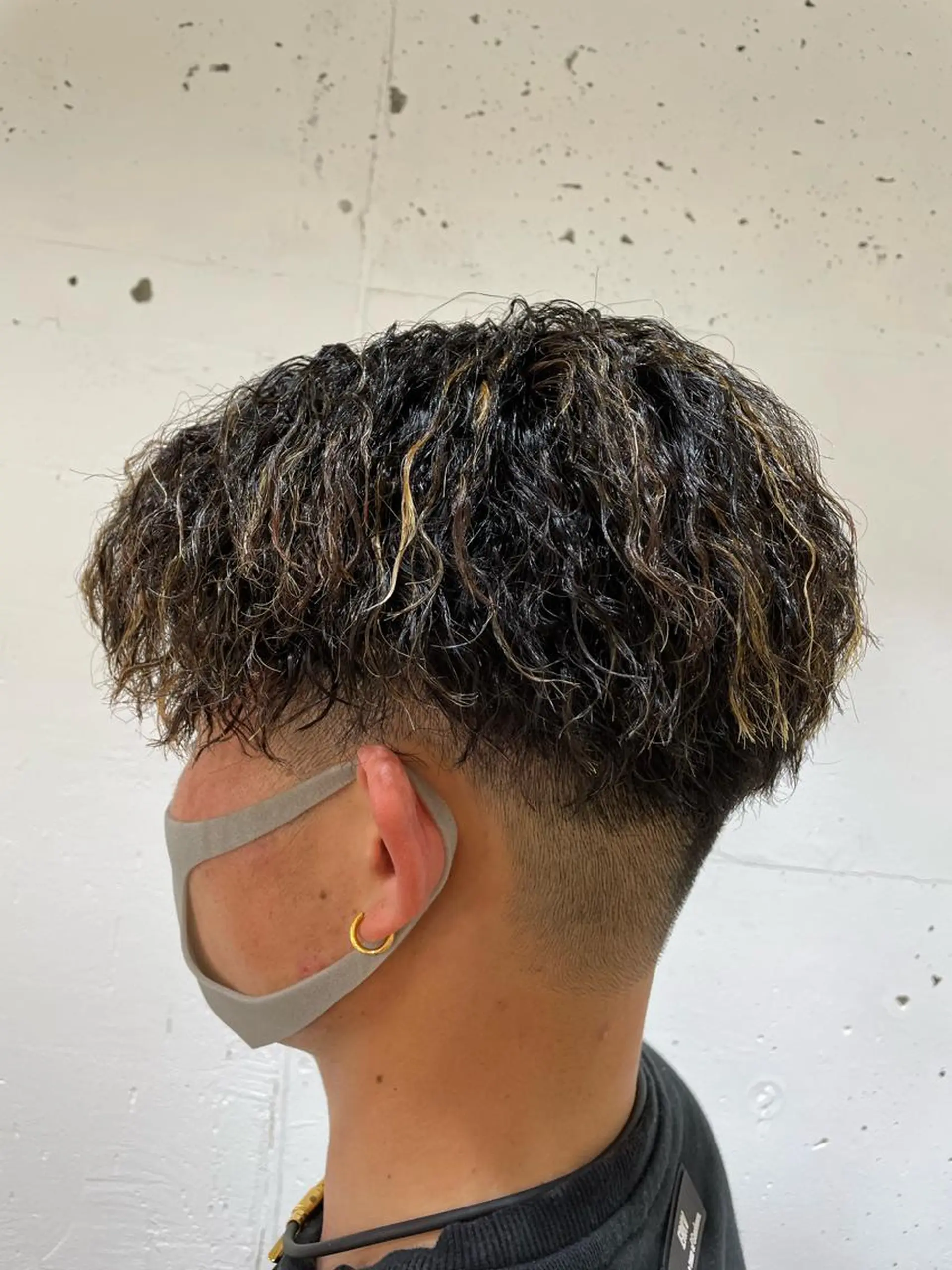 カラー パーマ メンズ メンズハイライト メンズパーマ メンズツイストパーマ 刈り上げ ハイライトカラー 森田 優也のヘアスタイル