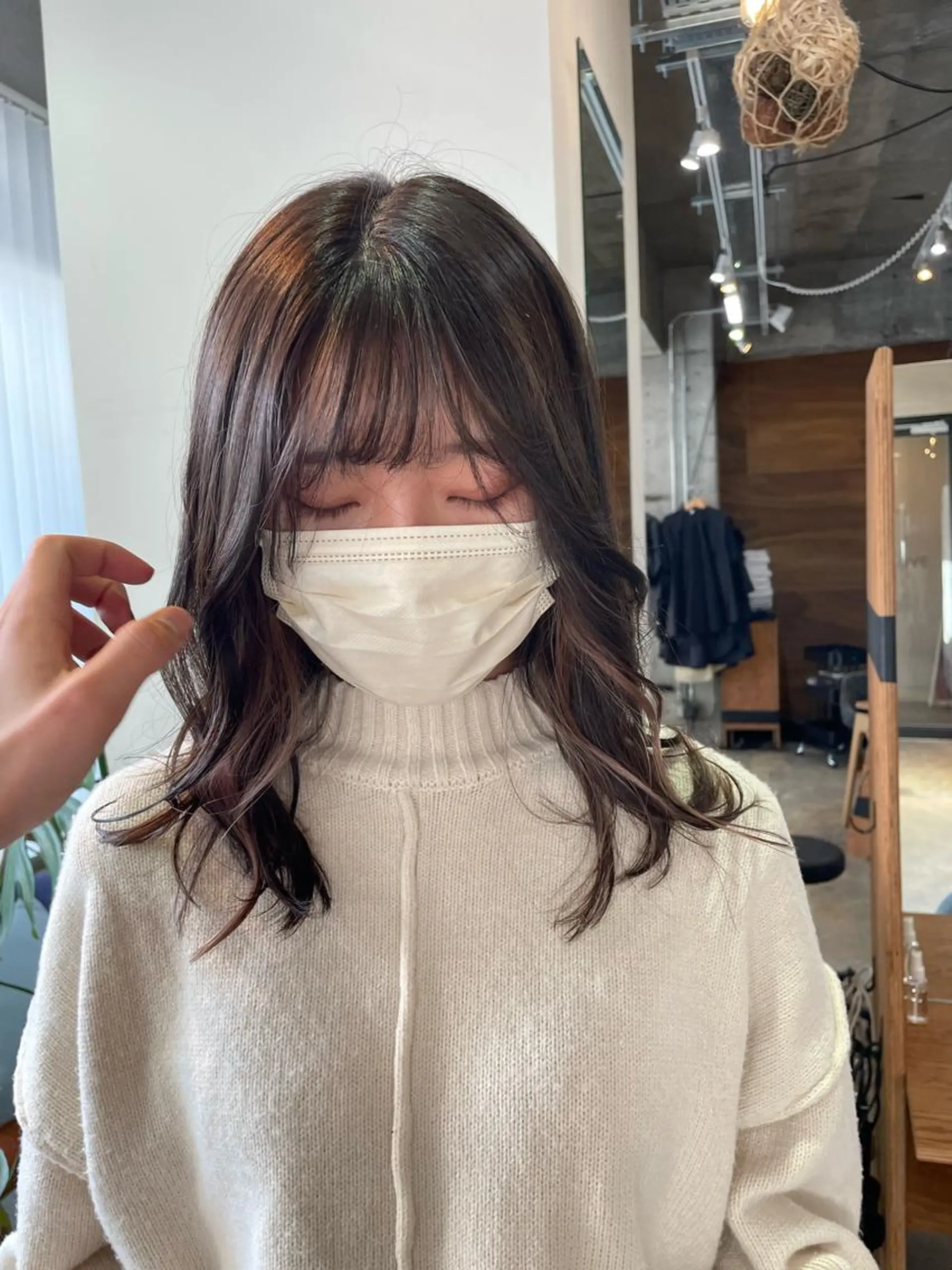 ミディアム カラー ブリーチ ブロンド デザインカラー インナーカラー ホワイトブロンド ヘアカラー トリートメント MAUVE MIYUのヘアスタイル
