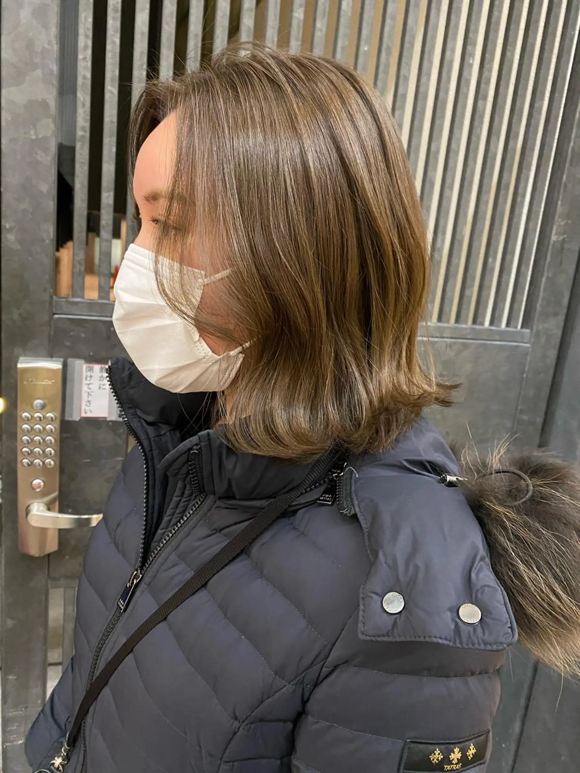 ミディアム カラー グレージュ ミルクティーグレージュ ウルフカット／吉村 桃子のヘアスタイル