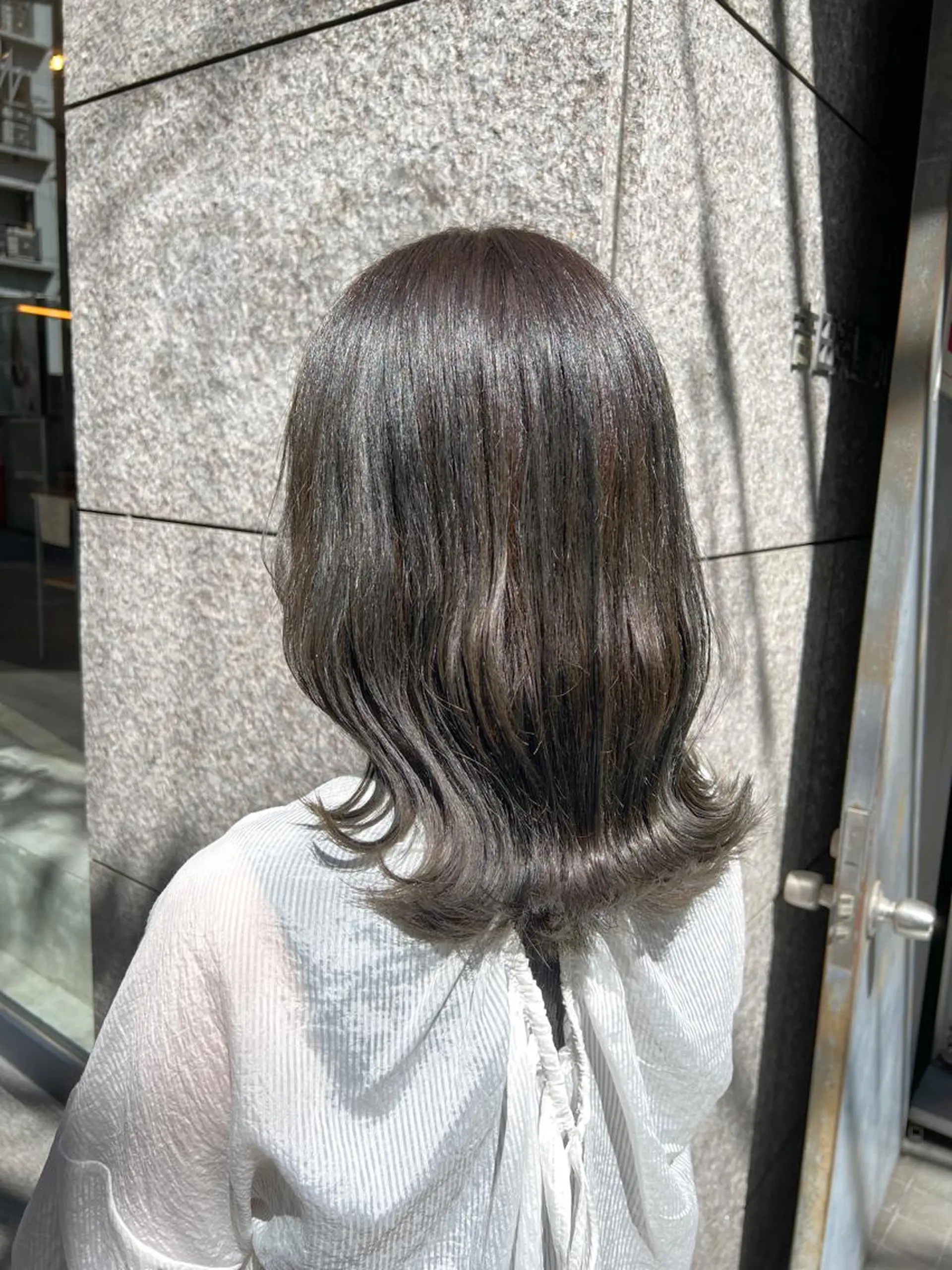 セミロング カラー ベージュカラー オリーブベージュ ノイシキ サキのヘアスタイル