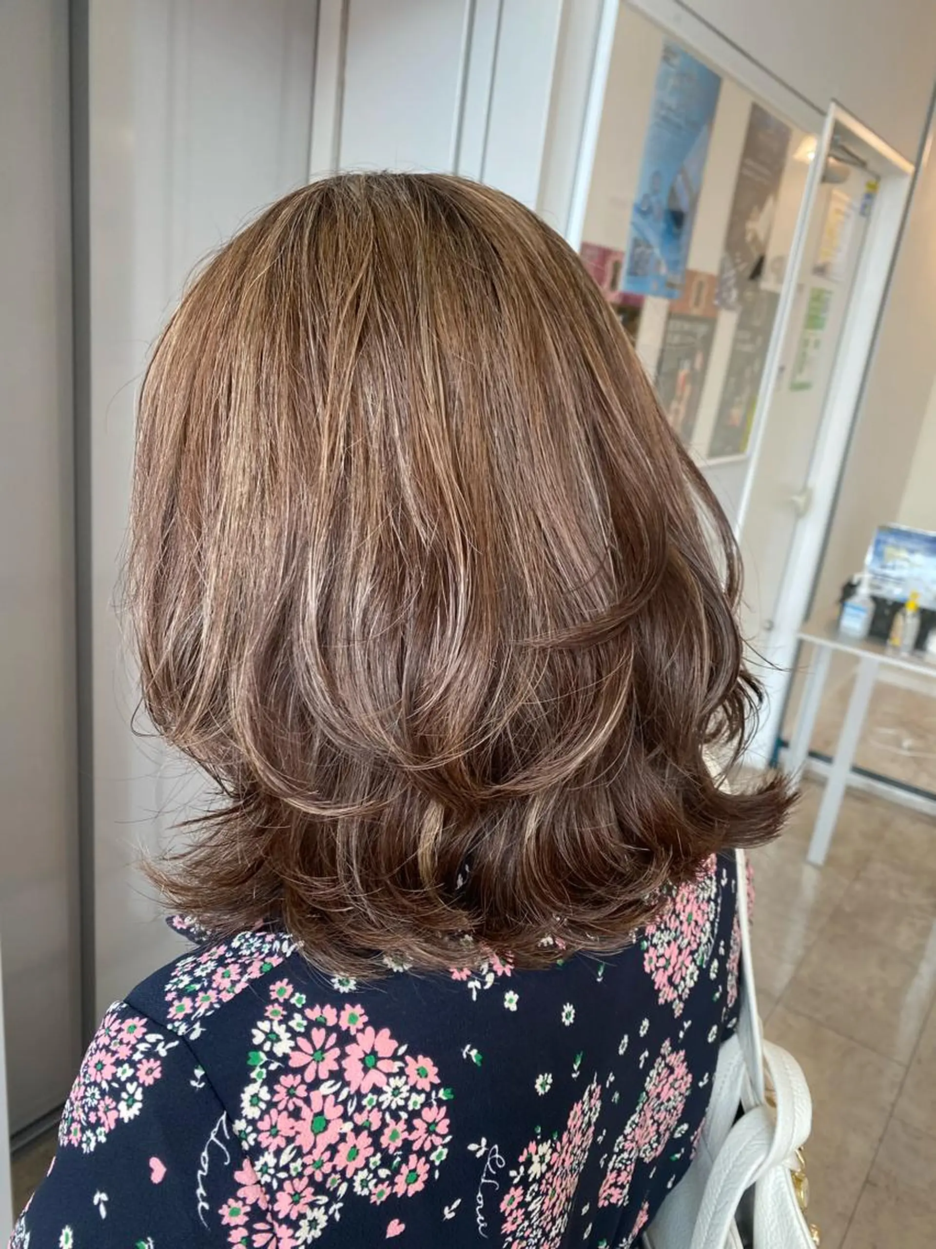 セミロング カラー ハイライトカラー ハイライト ウルフカット 白髪ぼかしハイライト めさきすずなのヘアスタイル