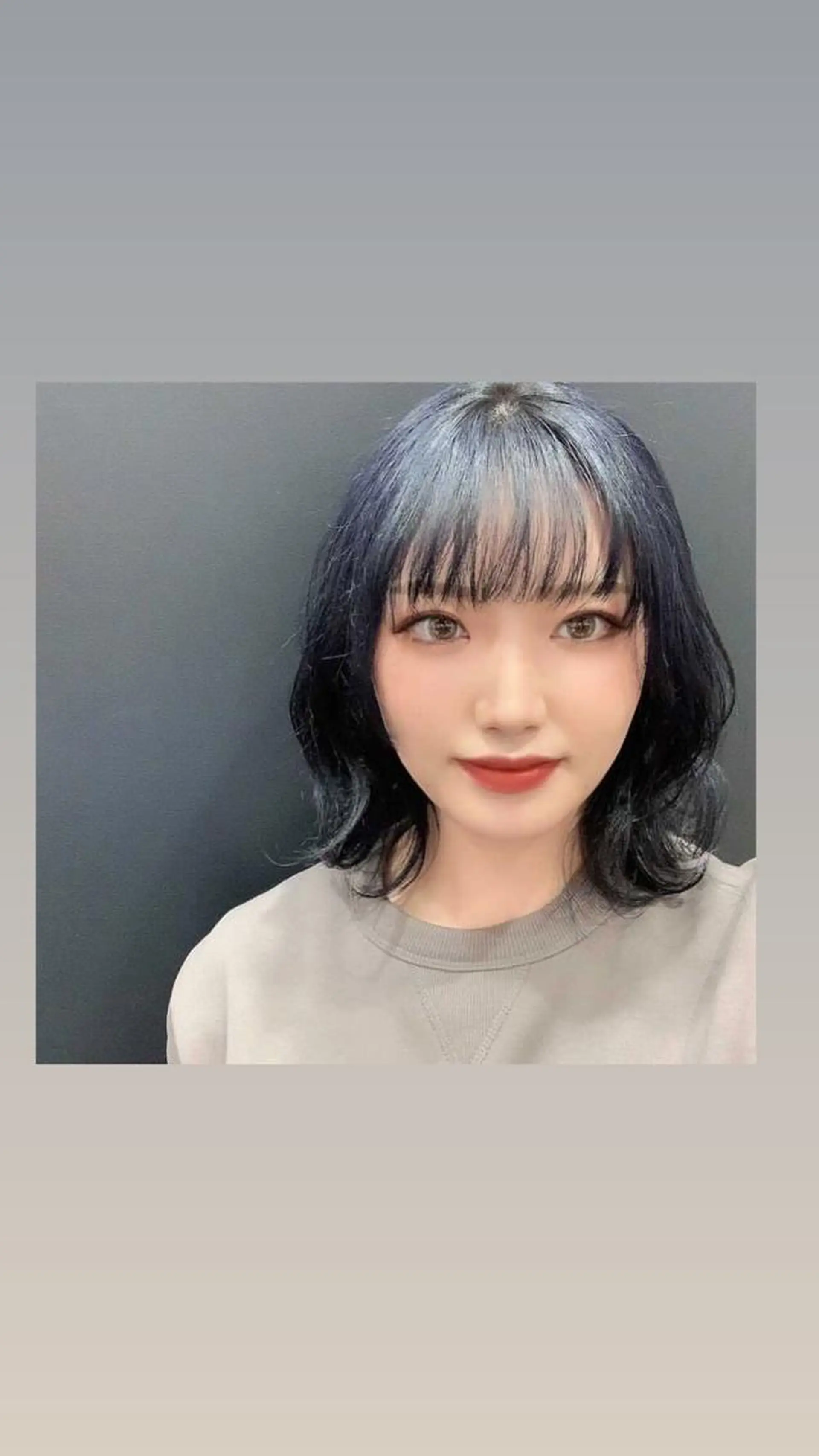 ミディアム カラー 黒髪 ブルーカラー ブルーブラック 韓国風ヘア レイヤーカット ヘアカラー Ripps長居所属・メテオ ／ヘアカラー 西川菜実のヘアスタイル