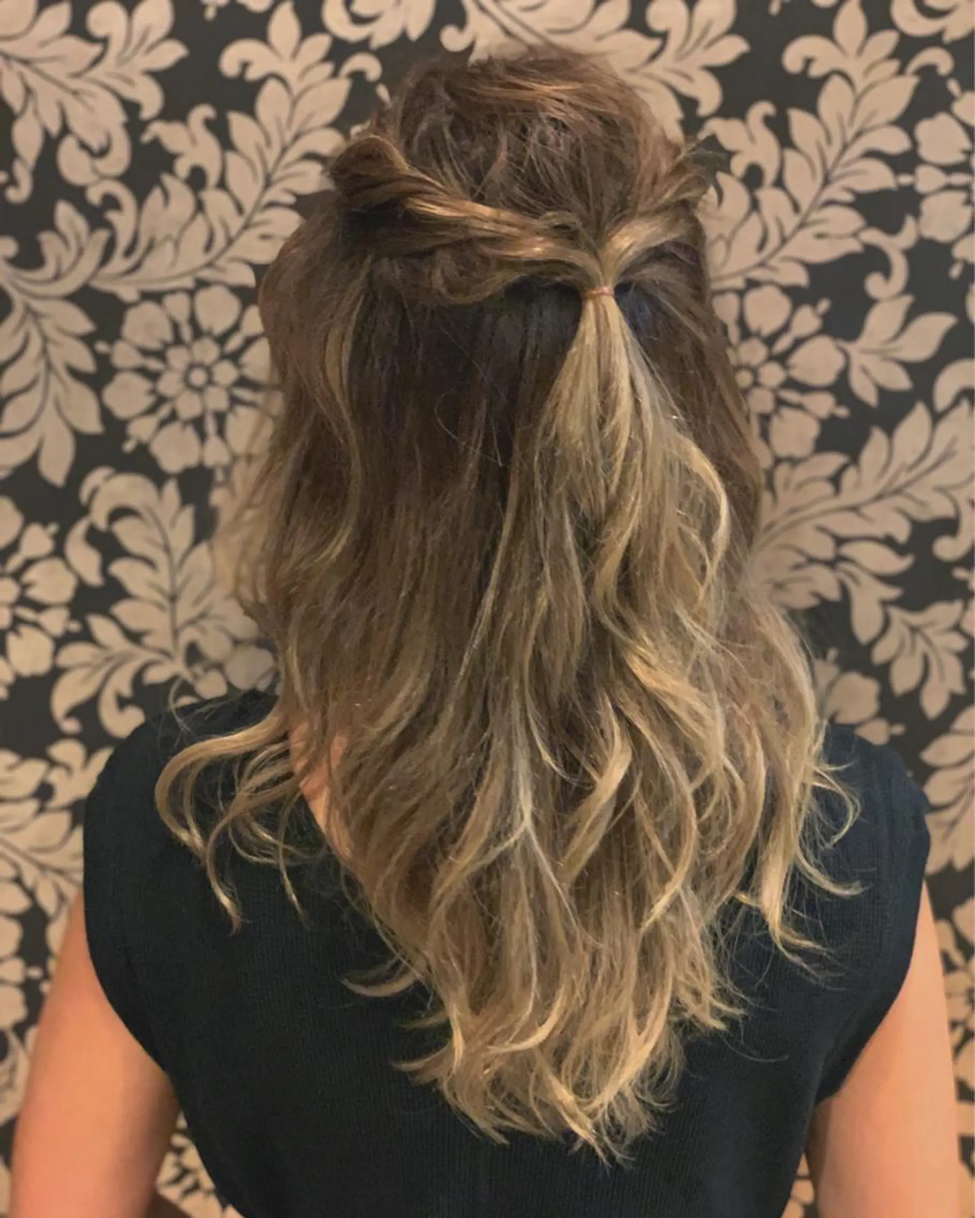 セミロング ヘアアレンジ 岩本 菖のヘアスタイル