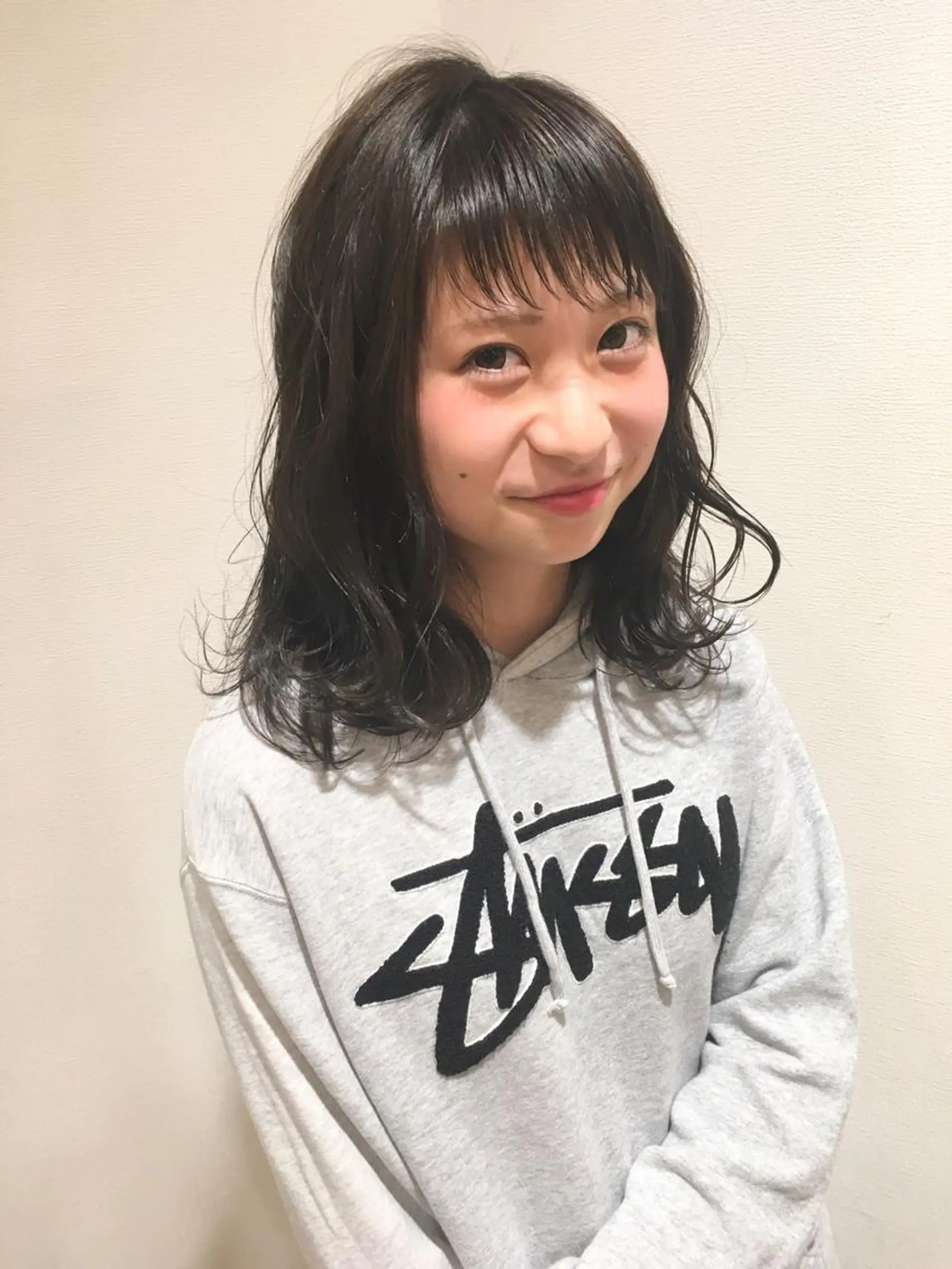 ミディアム カラー グレージュ ディレクター ノナカのヘアスタイル