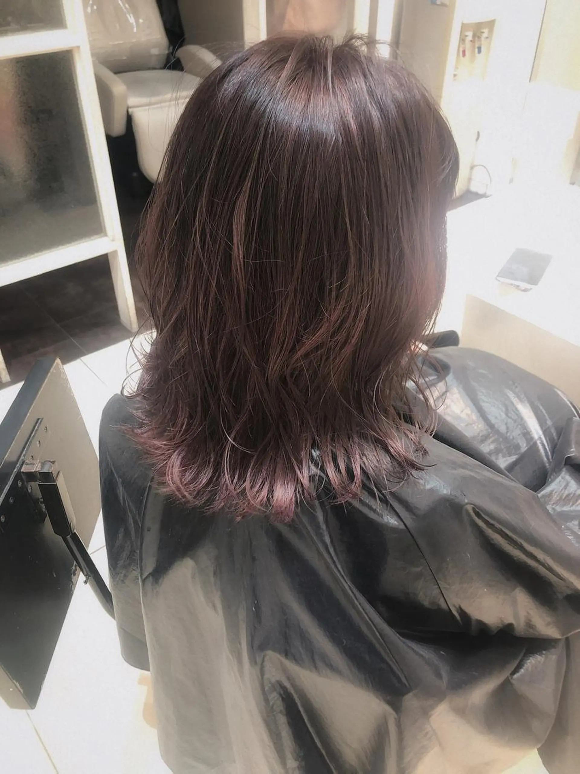 ミディアム カラー アッシュ バレイヤージュ ブロンド パープルカラー レイヤーカット はだゆうき @hadadan08のヘアスタイル