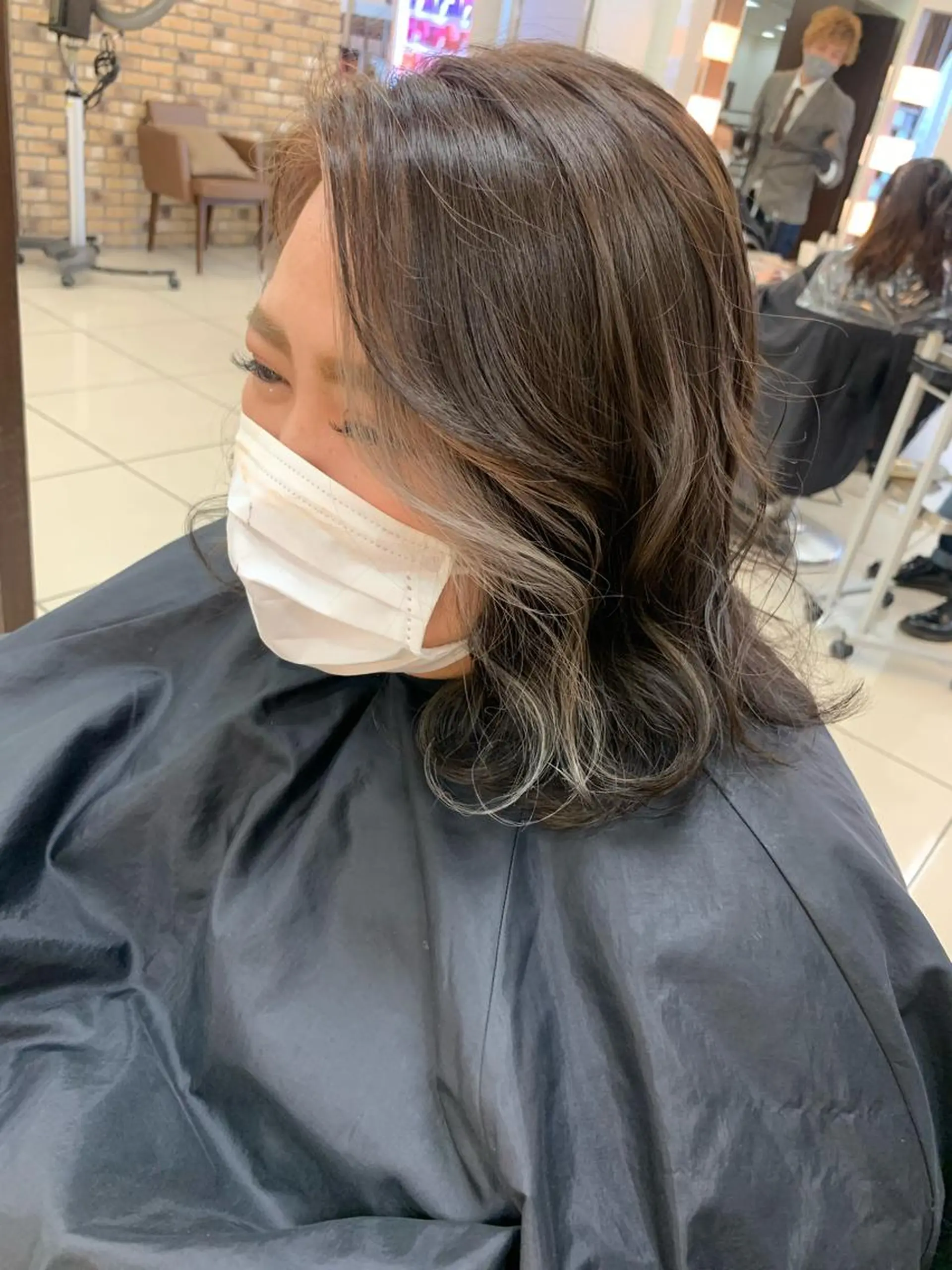 ミディアム カラー 羽エクステ🩷 🤍まき🤍のヘアスタイル