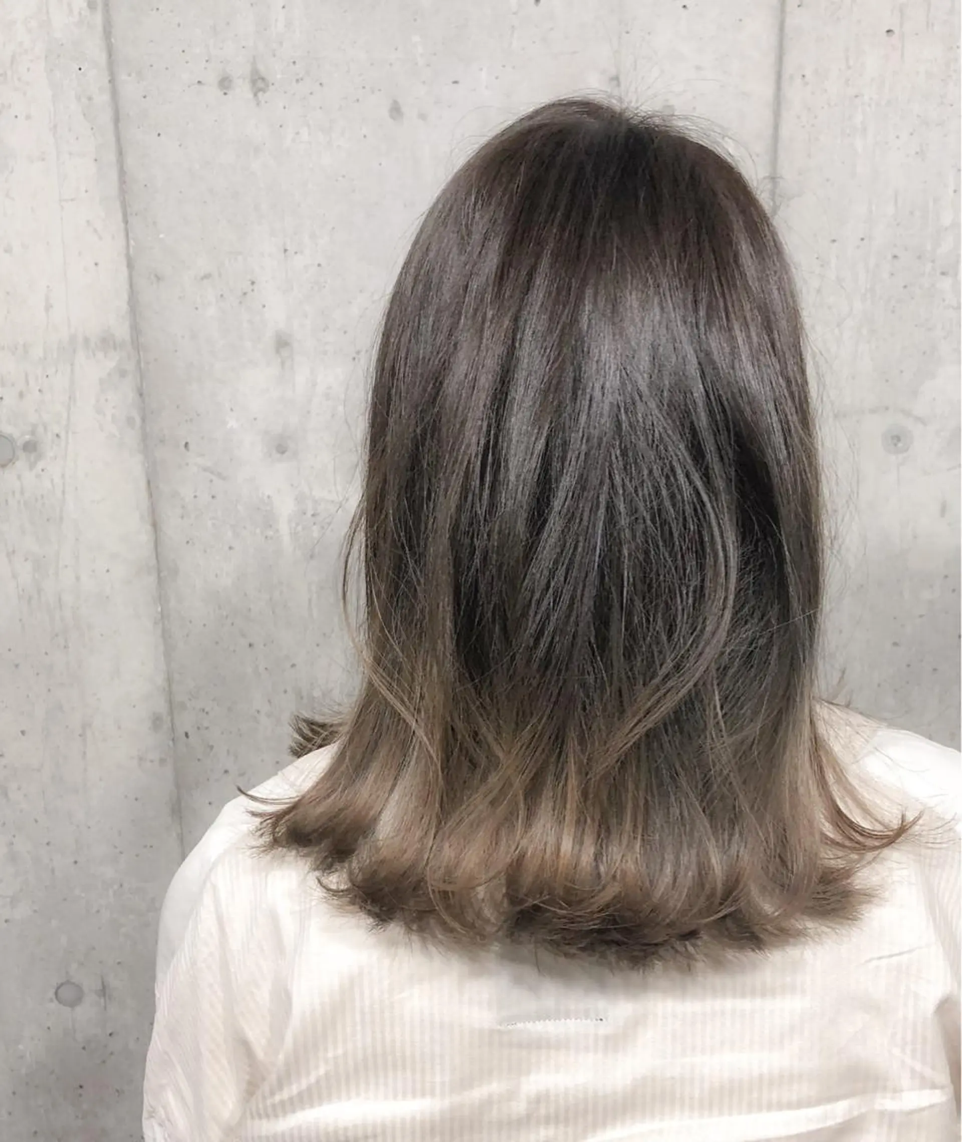 セミロング カラー グラデーションカラー グレージュ 北條 優輝のヘアスタイル