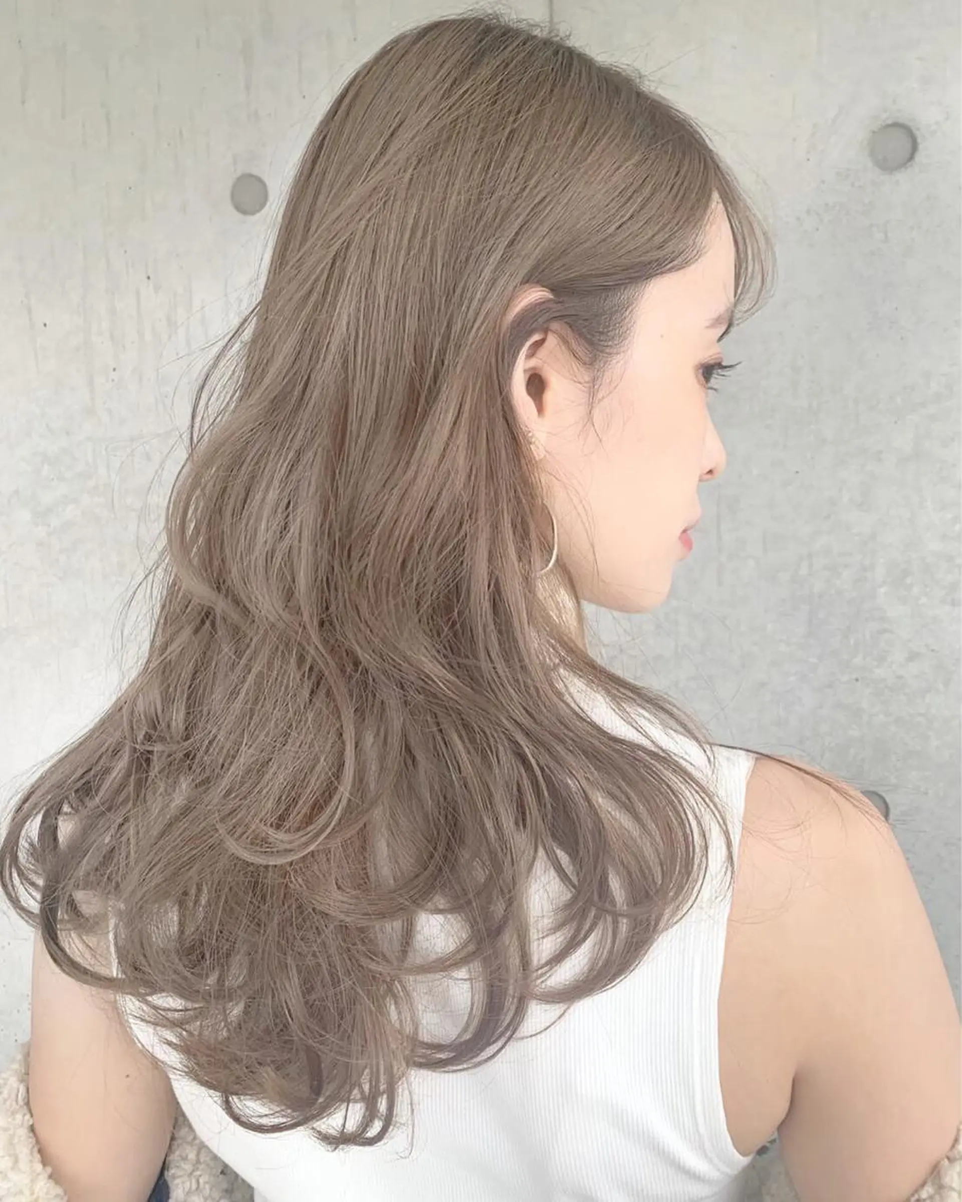 セミロング カラー ハイトーンカラー 韓国レイヤー 似合わせカラーのヘアスタイル