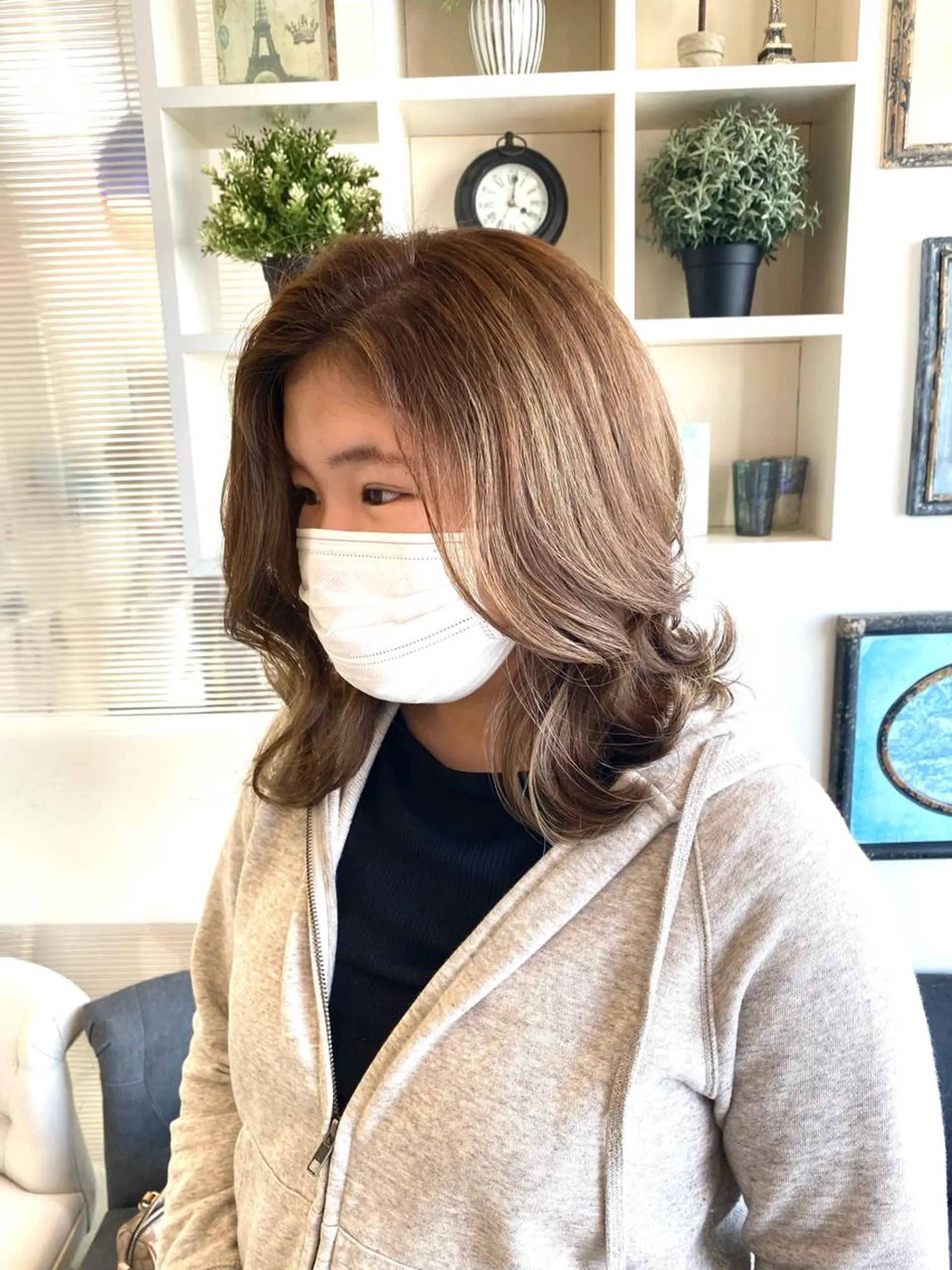 セミロング カラー ベージュカラー ハイライトカラー ハイライト 小野 茉奈美のヘアスタイル