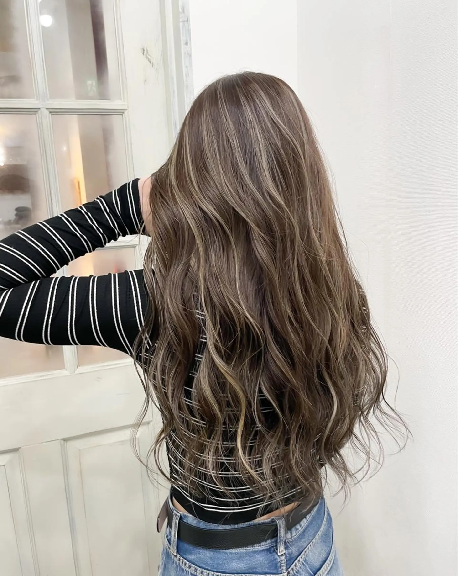 ロング 白いハイライト🤍 タナカリョウスケのヘアスタイル