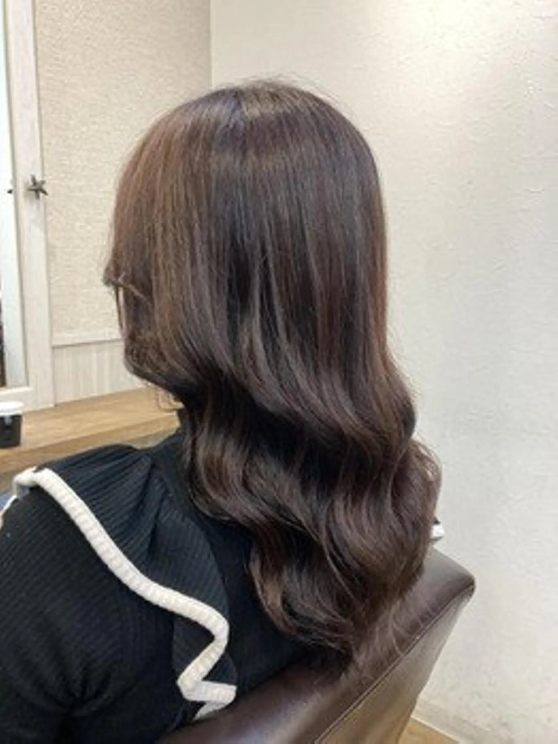 ミディアム カラー パーマ ヘアアレンジ ミディアムパーマ アディクシーカラー ベージュカラー ブリーチ ケアカラー カット トリートメント ヘアケア特化型サロン newi 梅田のヘアスタイル