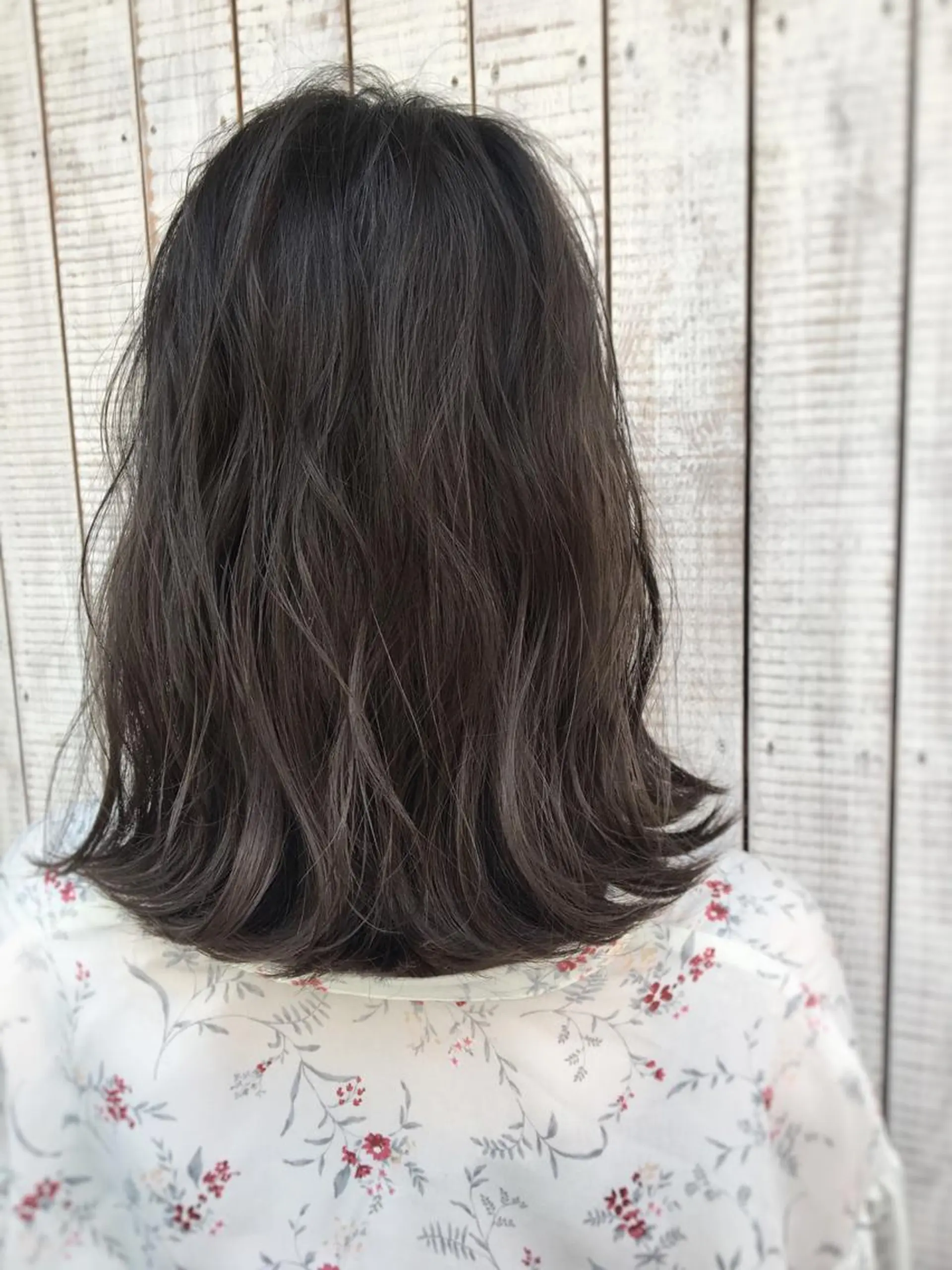 セミロング カラー ブリーチ グレージュ ブリーチなしカラー ケアブリーチ 坪井佑樹のヘアスタイル