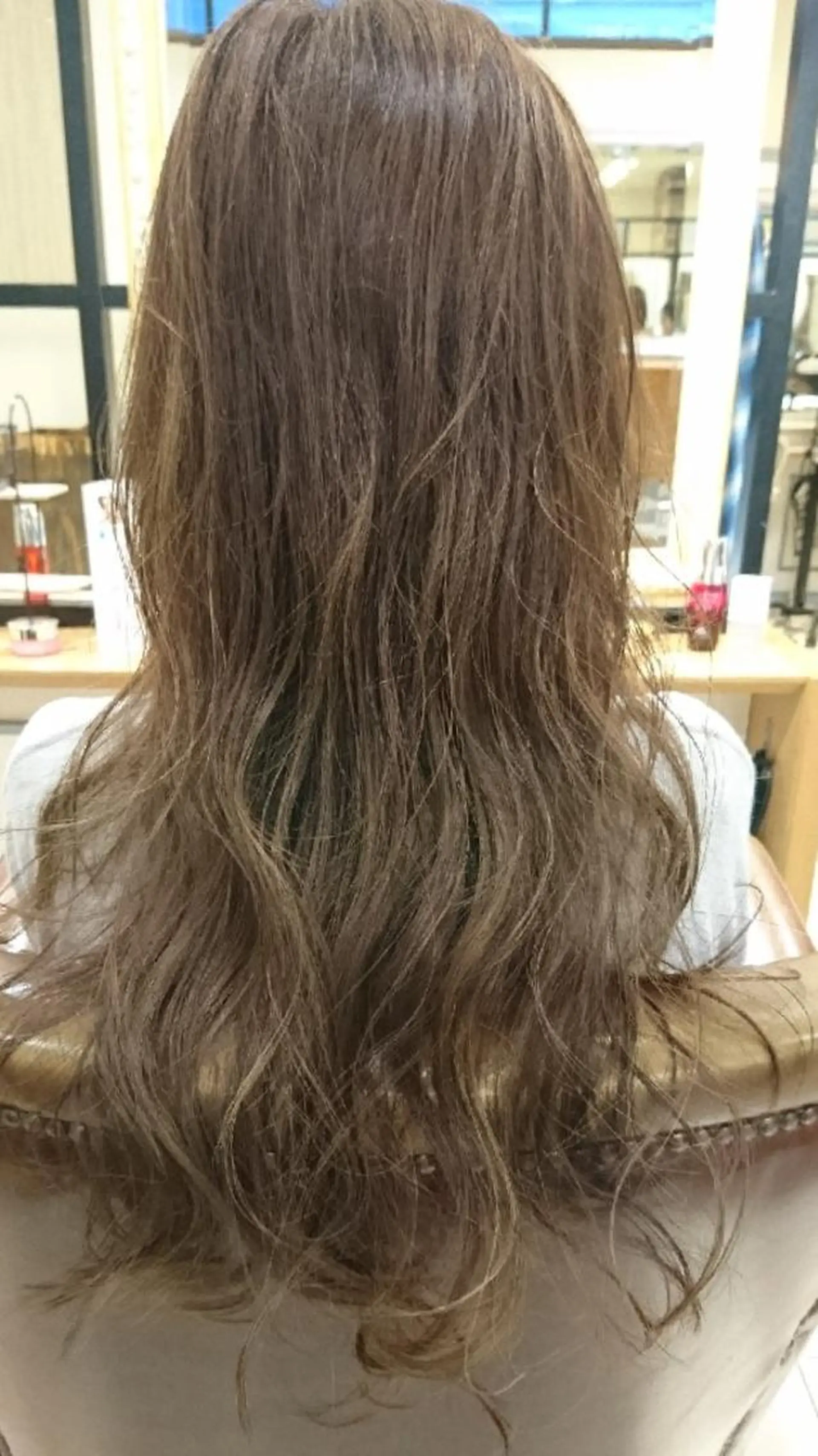 カラー ロング アッシュ ベージュカラー ブリーチ ✳︎SERA✳︎ 平日のみご案内のマツエク・マツパデザイン