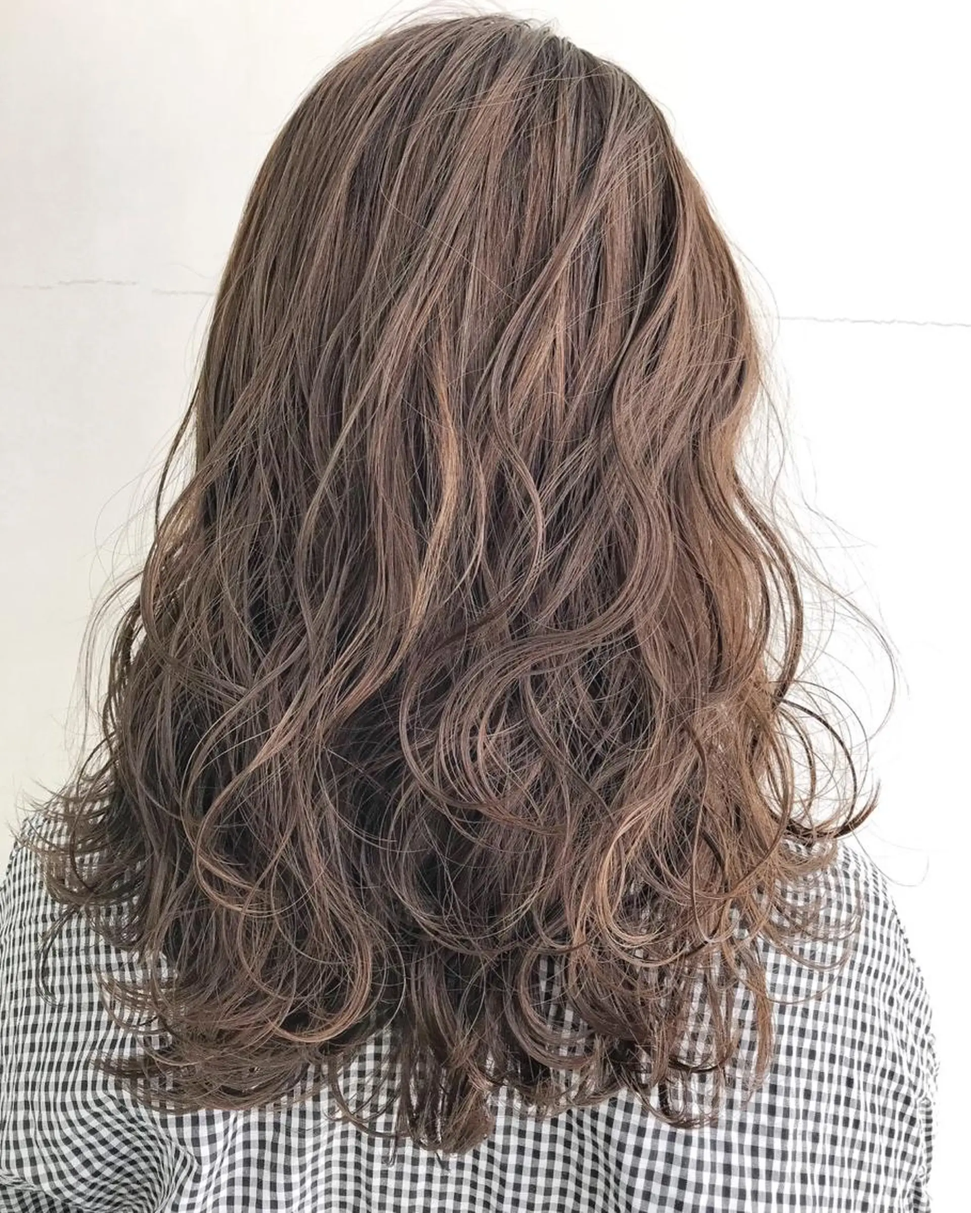 ロング ハイライト 白髪ぼかしハイライト めさきすずなのヘアスタイル