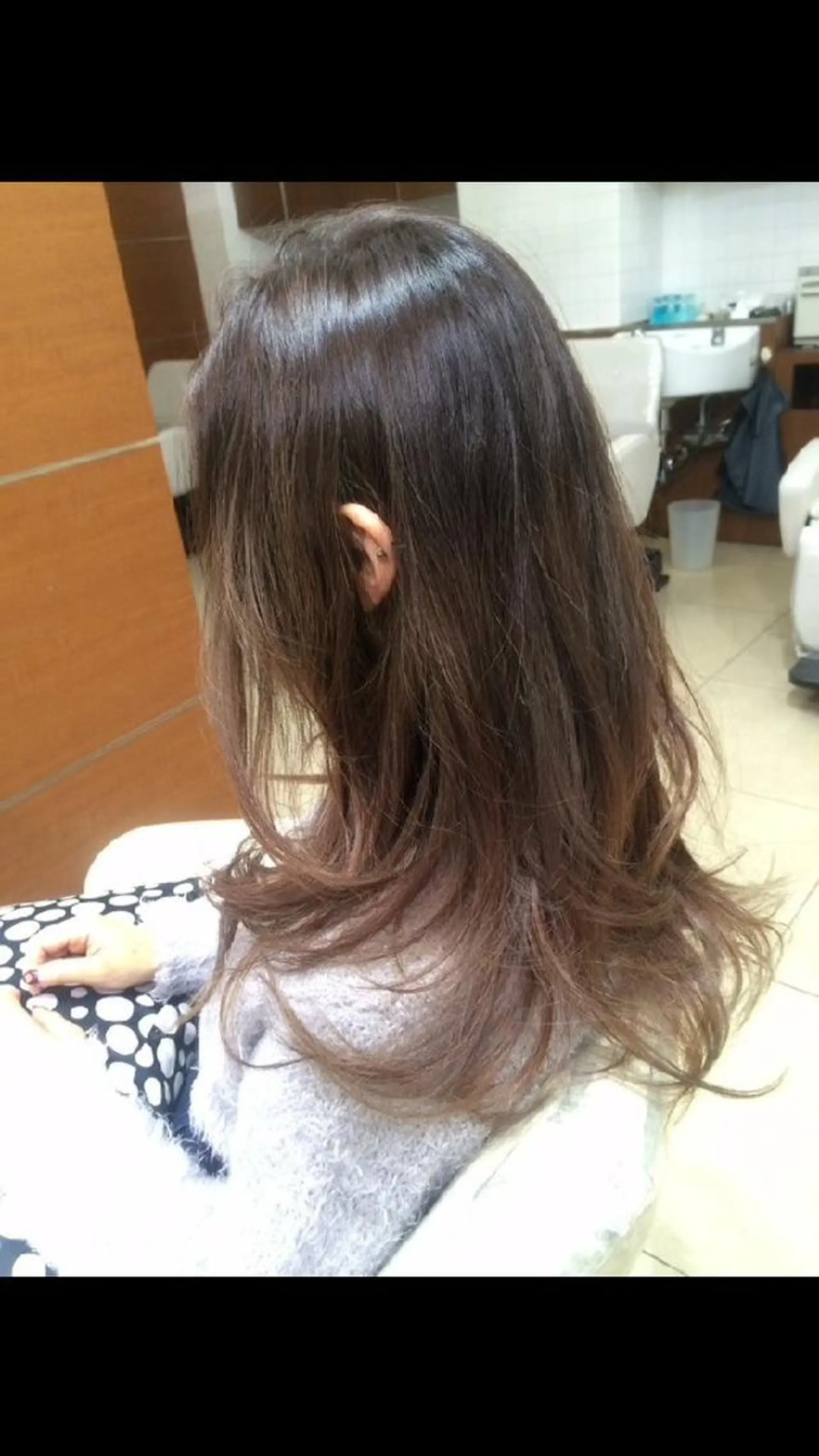 セミロング パーマ カラー 岩出 俊のヘアスタイル