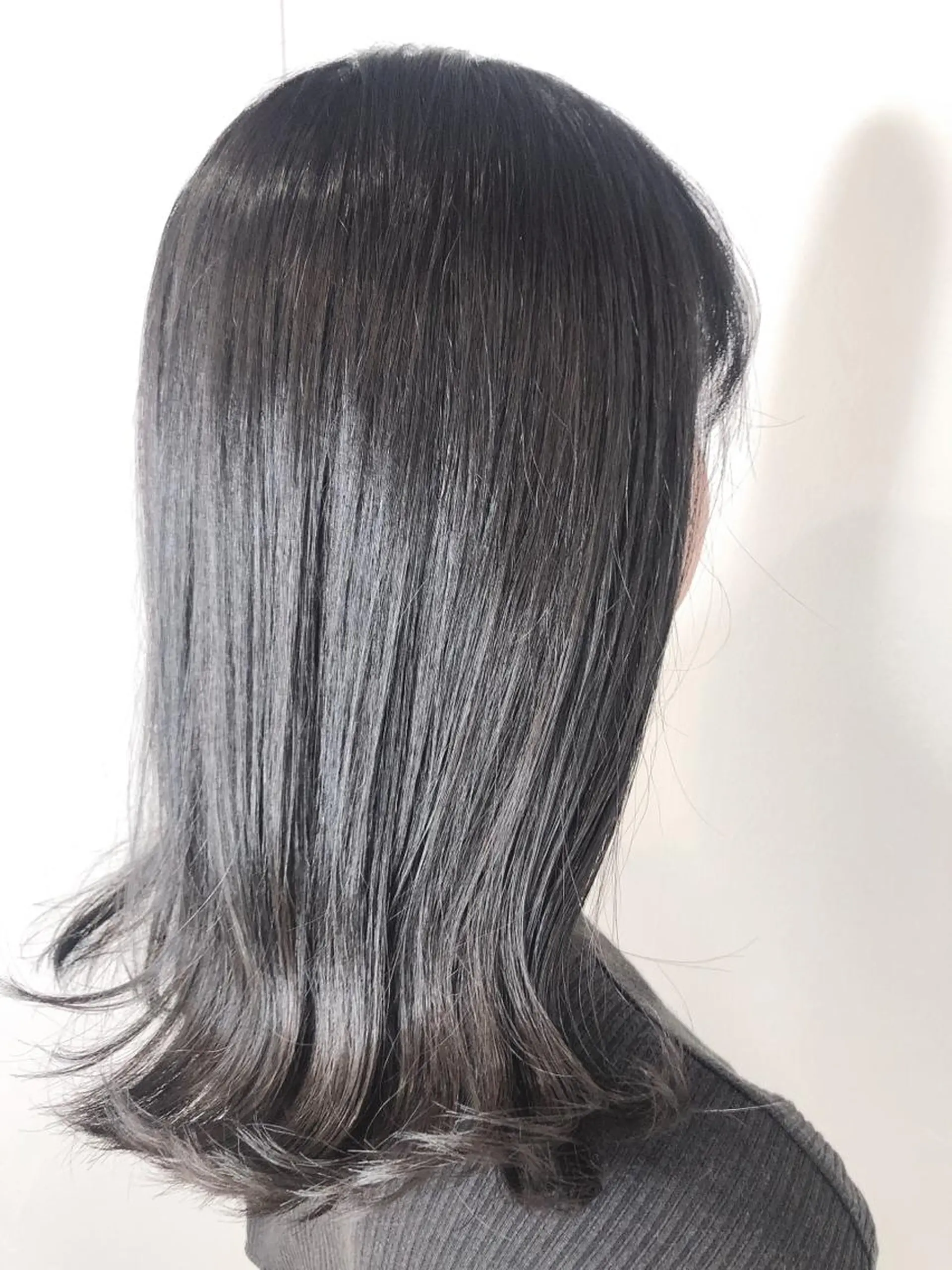 ミディアム カラー アッシュ アッシュブラック 黒髪 ブルーカラー ブルーアッシュ ヘアカラー 田中 アキオのヘアスタイル