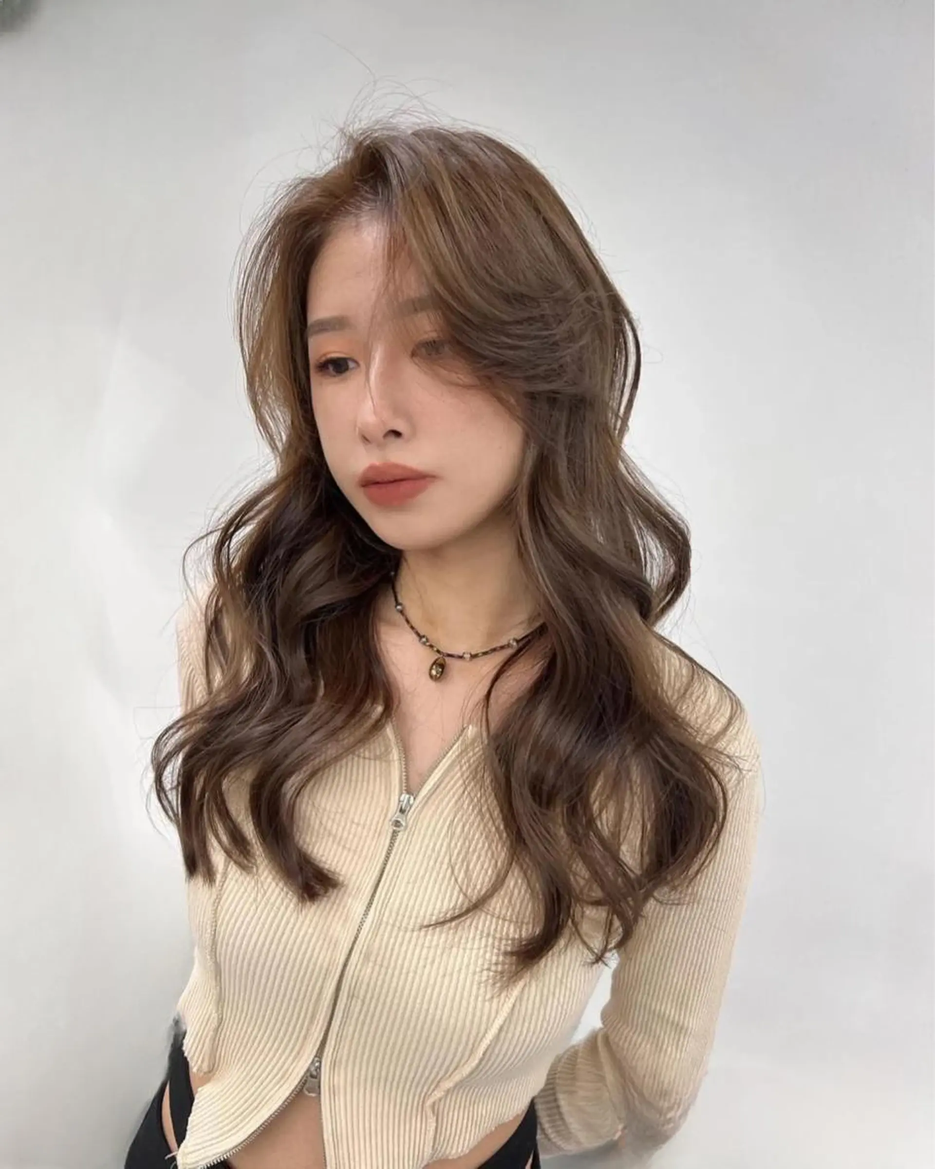 セミロング カラー ベージュカラー ブリーチ イヤリングカラー 韓国風カラー ブリーチなしカラー カット ヘアカラー トリートメント 鈴木 一貴のヘアスタイル