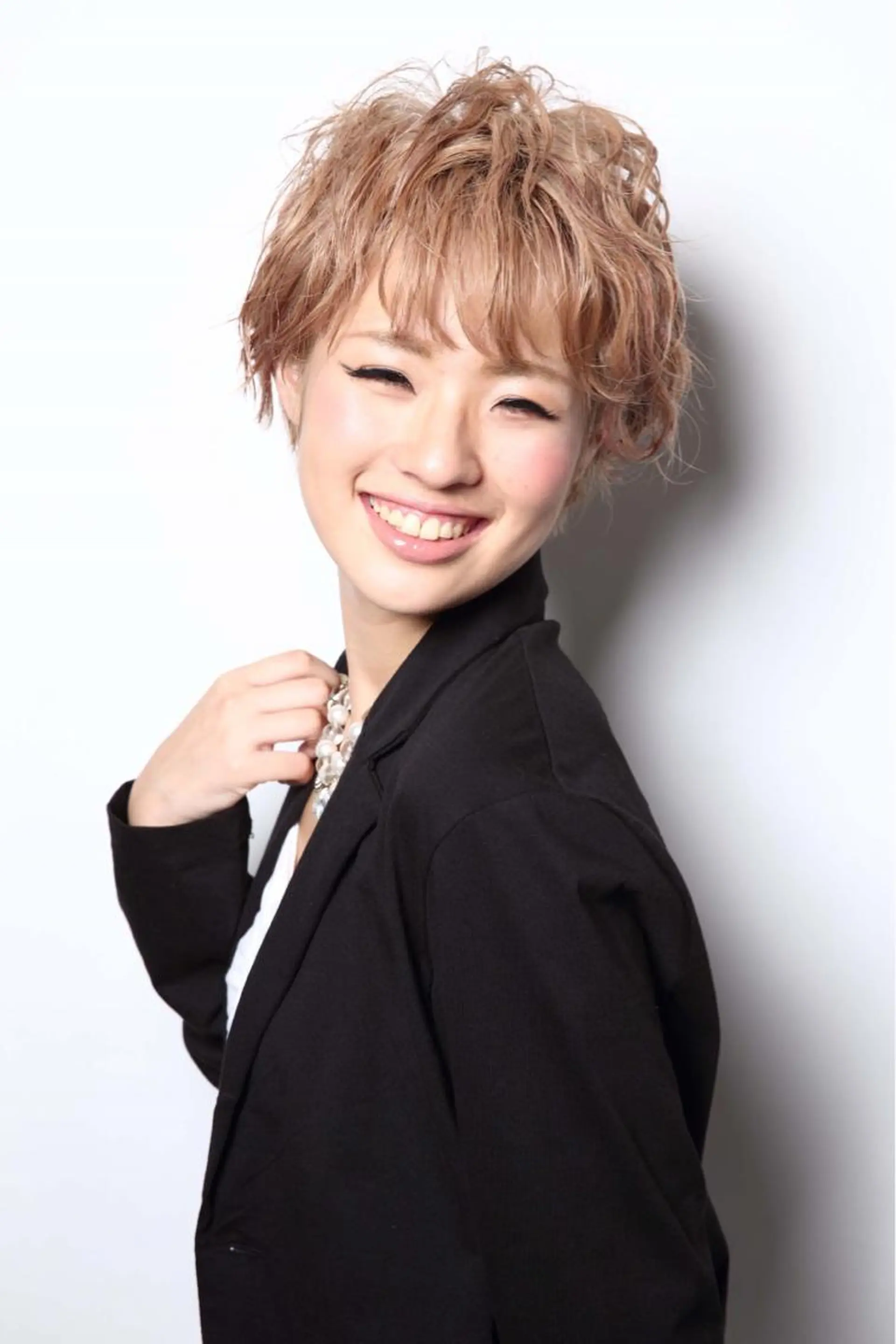 ショート カラー パーマ embrace エンブレイスのヘアスタイル