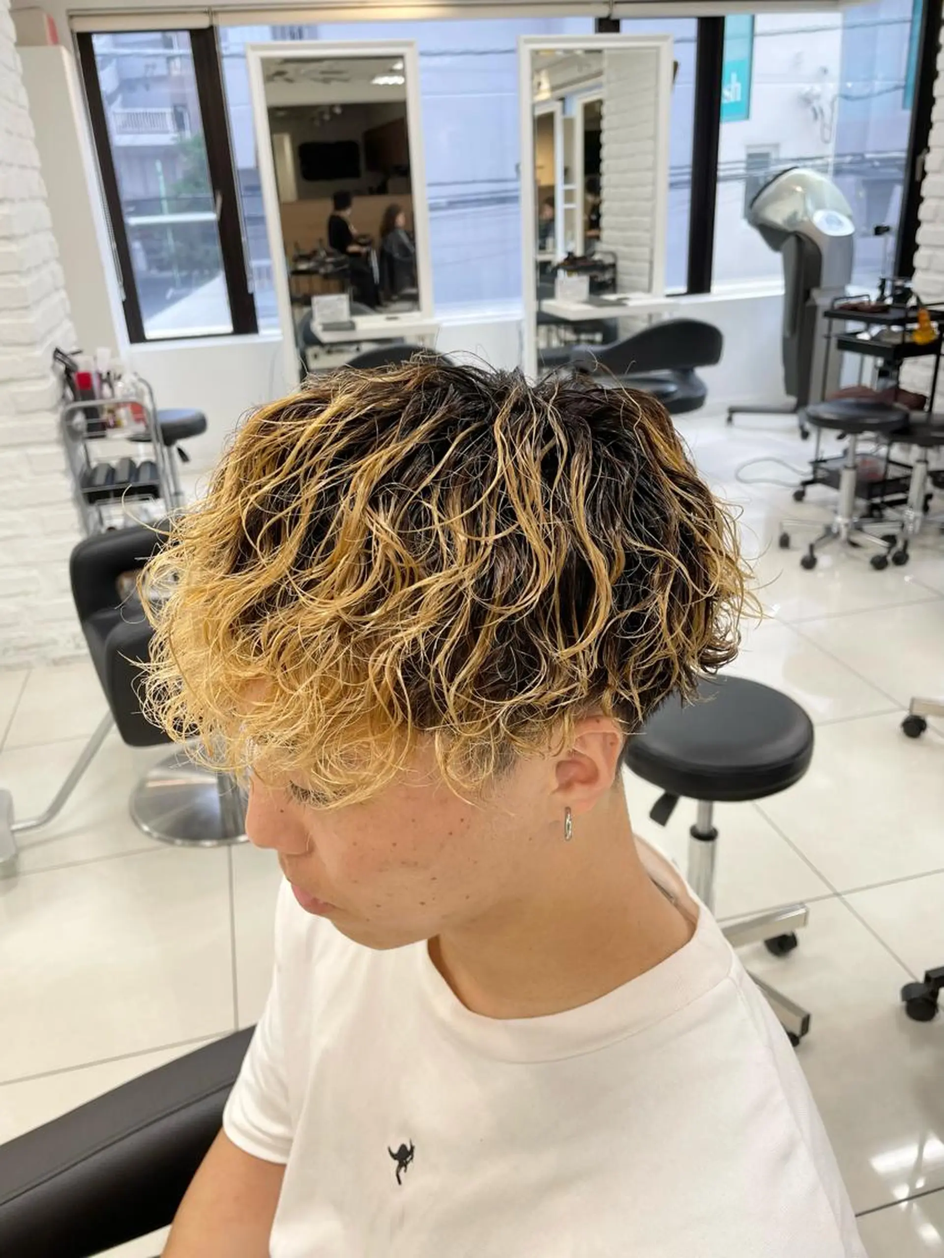 ショート パーマ メンズ メンズブリーチ メンズパーマ 波巻きパーマ フェザーパーマ職人 🪶ryosukeのヘアスタイル