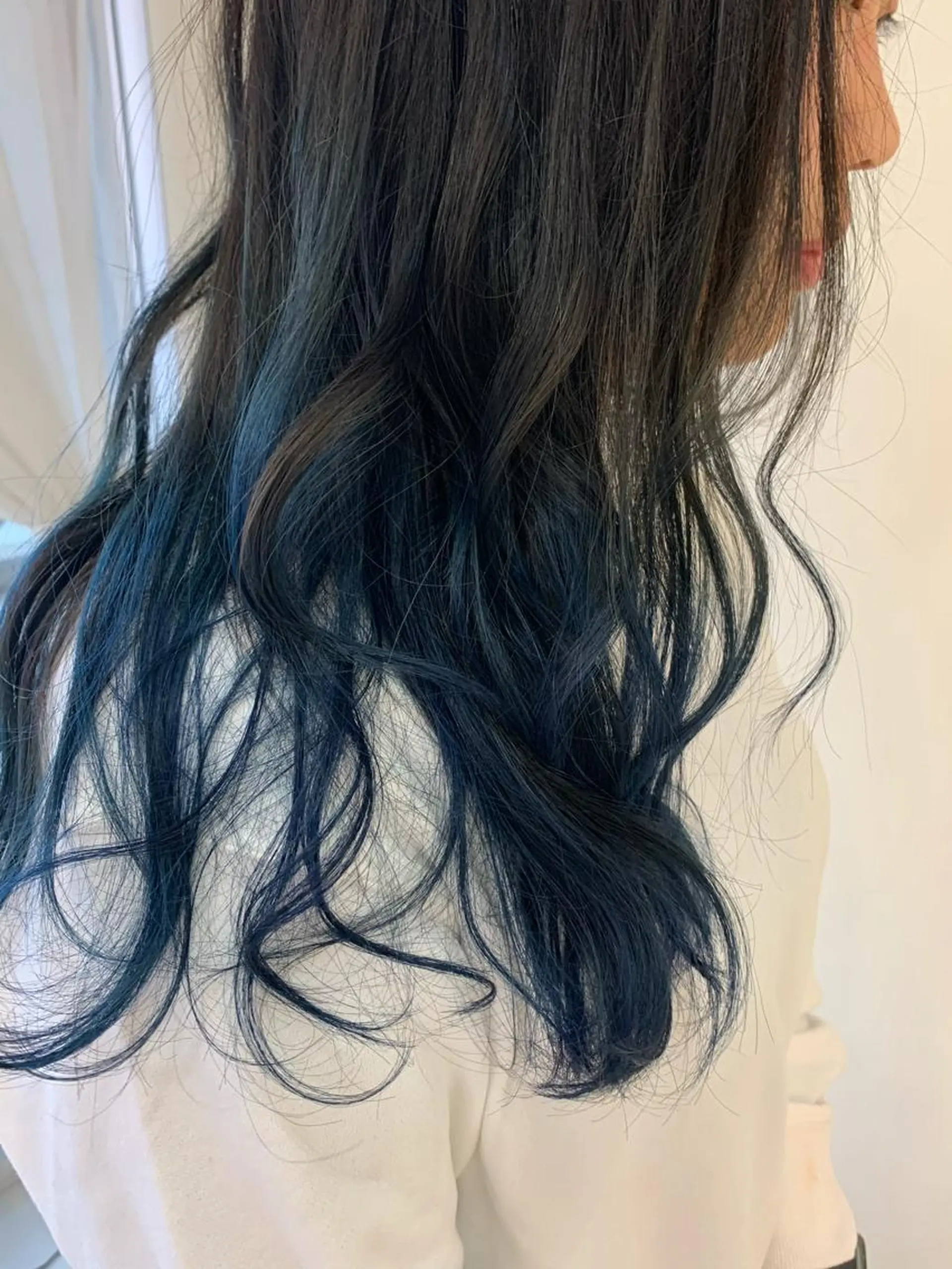 ロング カラー ブリーチ ブルーカラー グラデーションカラー シルバー トリートメント 髪質改善 頭身浴/ 中田のヘアスタイル