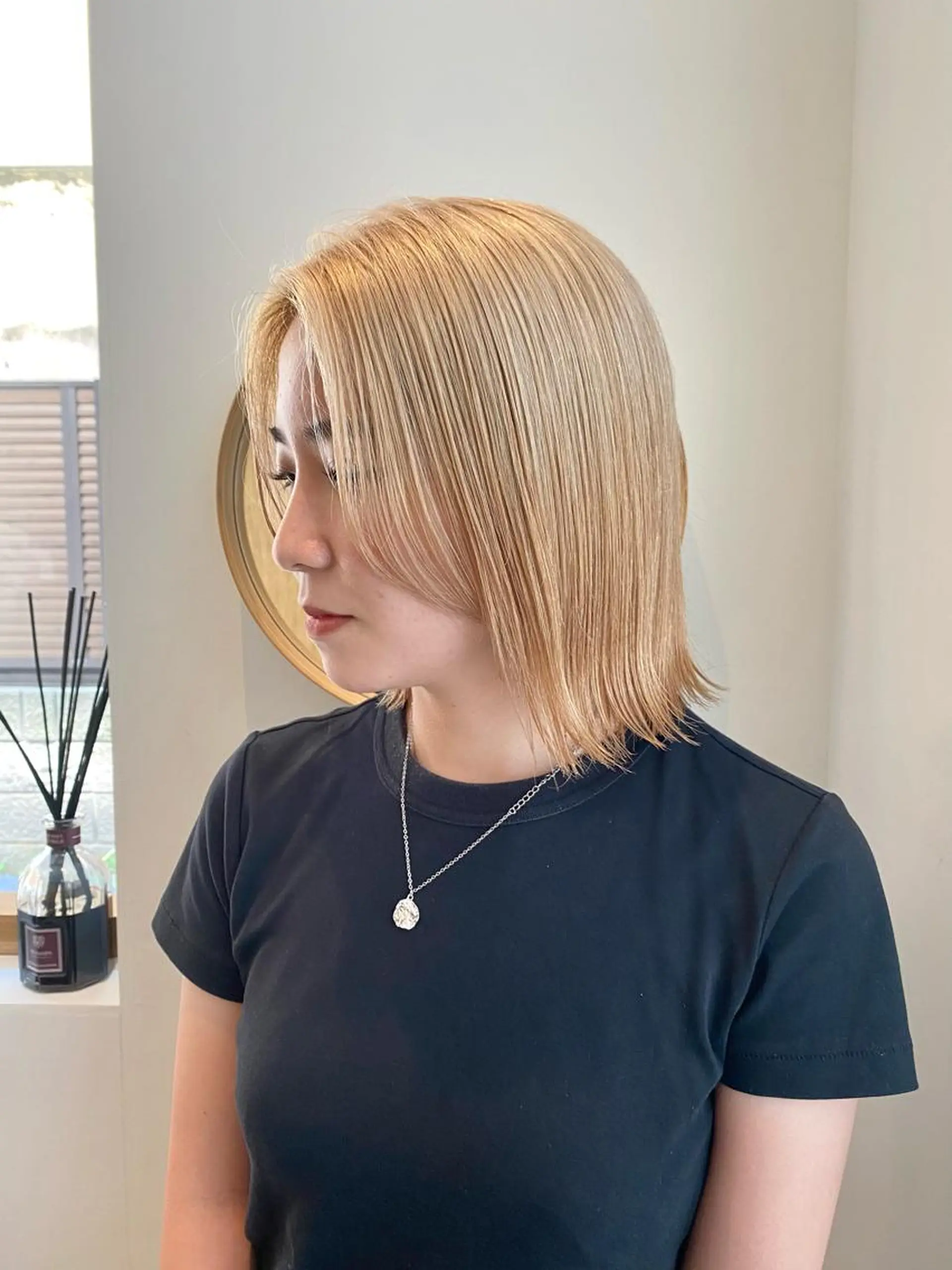 ミディアム カラー ベージュカラー ブリーチ ケアブリーチ ハイトーンカラー ミルクティーベージュ 板谷みさき /艶ボブ/藤沢美容室のヘアスタイル