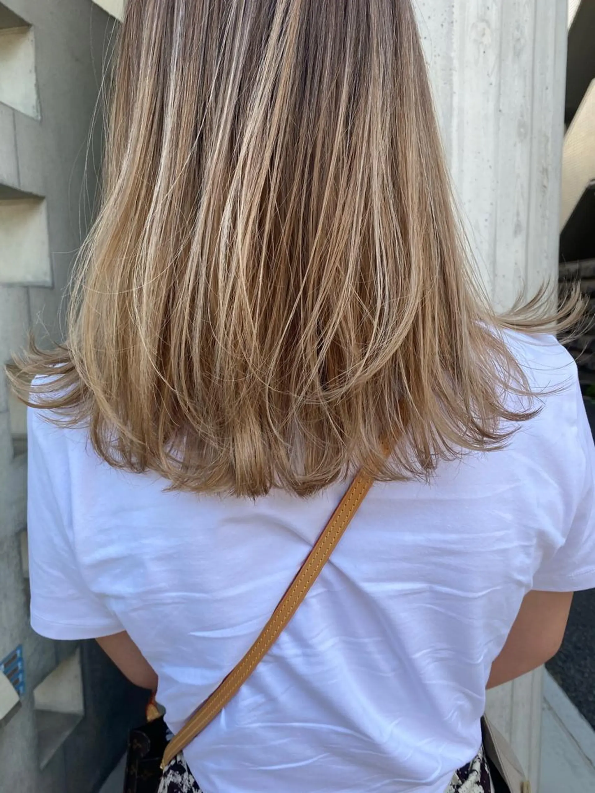 セミロング カラー ブリーチ 海外風カーテンバング Mao広尾美容室のヘアスタイル