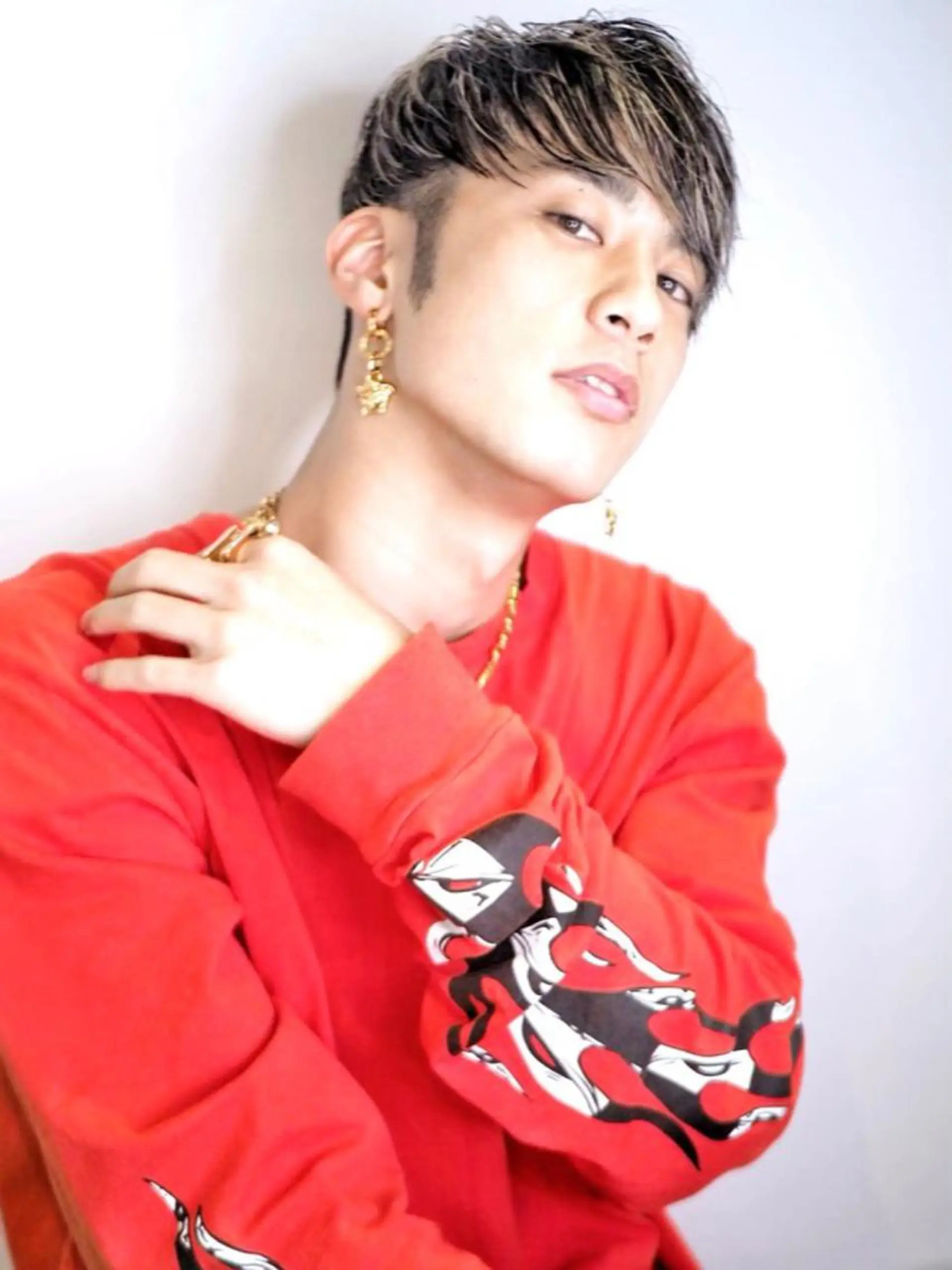 ショート カラー メンズ メンズブリーチ メンズハイライト マッシュ 刈り上げ ブリーチ ヘアカラー トリートメント メンズヘア特化 崎田 成人のヘアスタイル