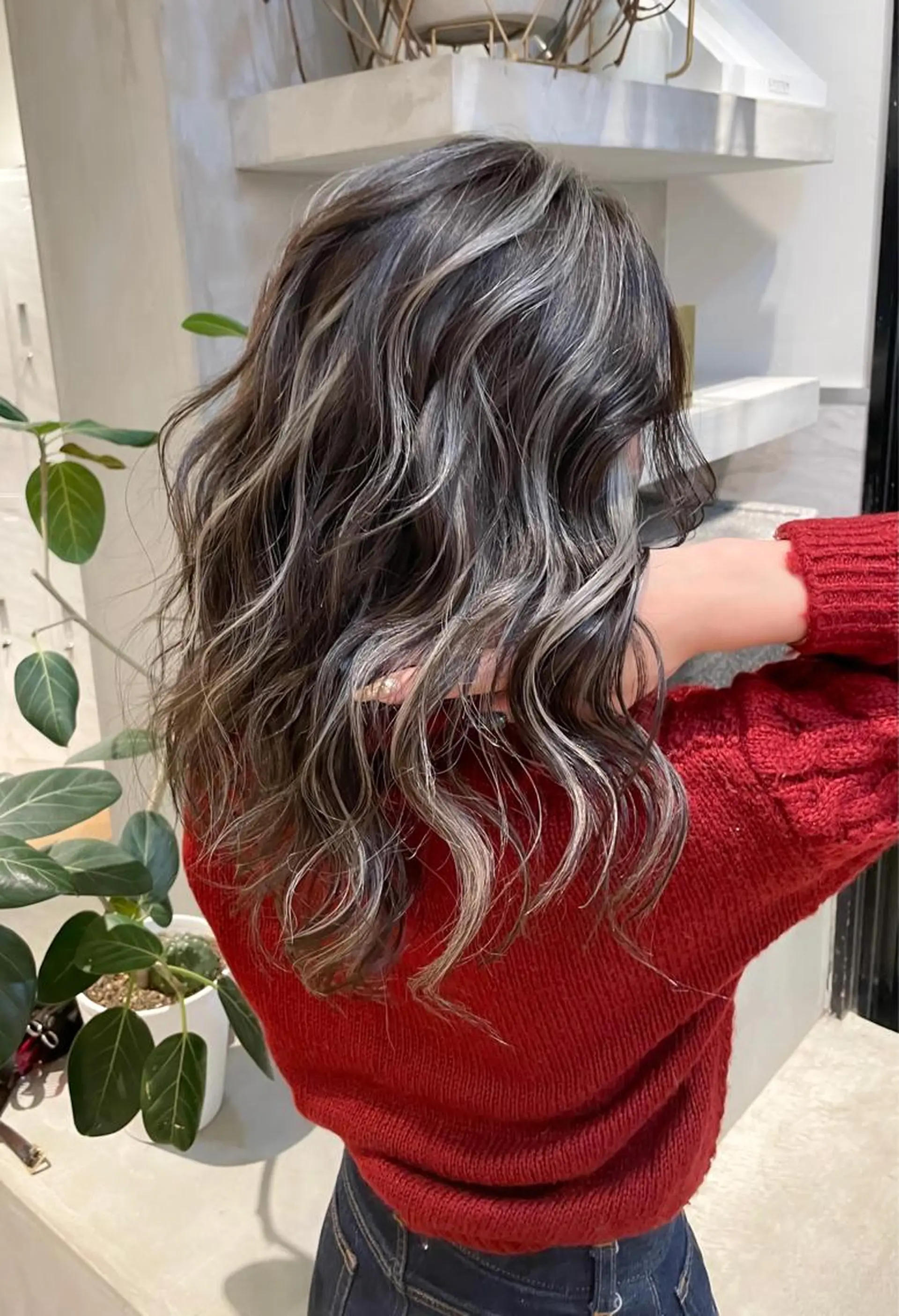 ミディアム 白いハイライト🤍 タナカリョウスケのヘアスタイル