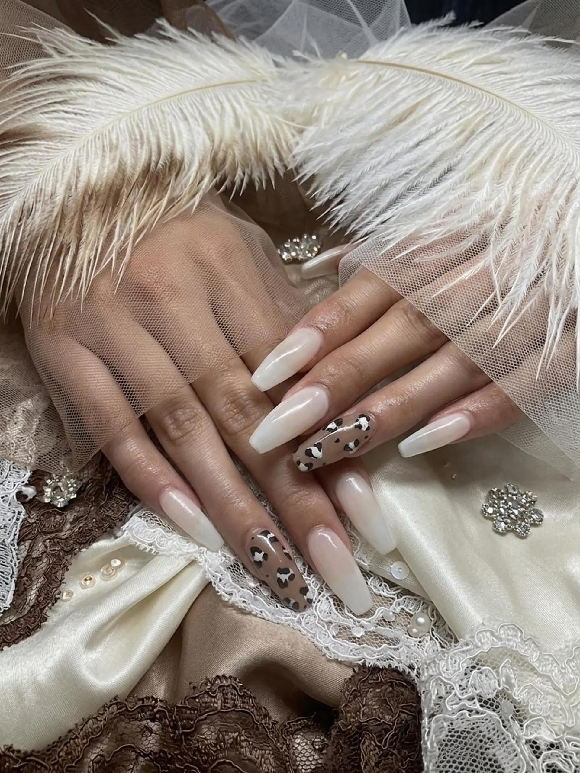 ネイル アニマル柄 ロングネイル ホワイト ハンドネイル UNABOMBA (24時間営業)のネイルデザイン