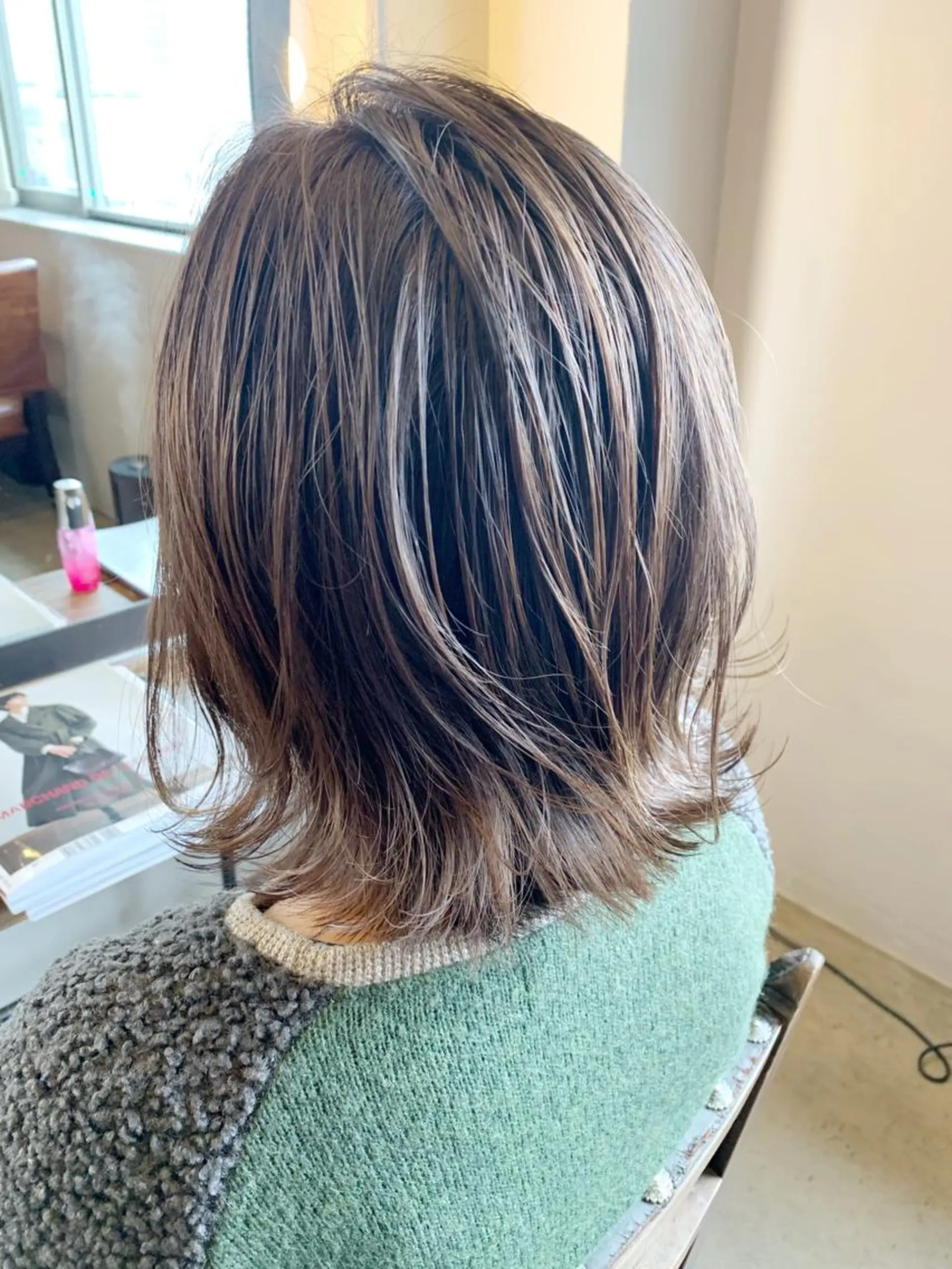 ミディアム カラー ミディアムレイヤー グレージュ ミルクティーグレージュ レイヤーカット カット ヘアカラー 佐藤 美紅のヘアスタイル