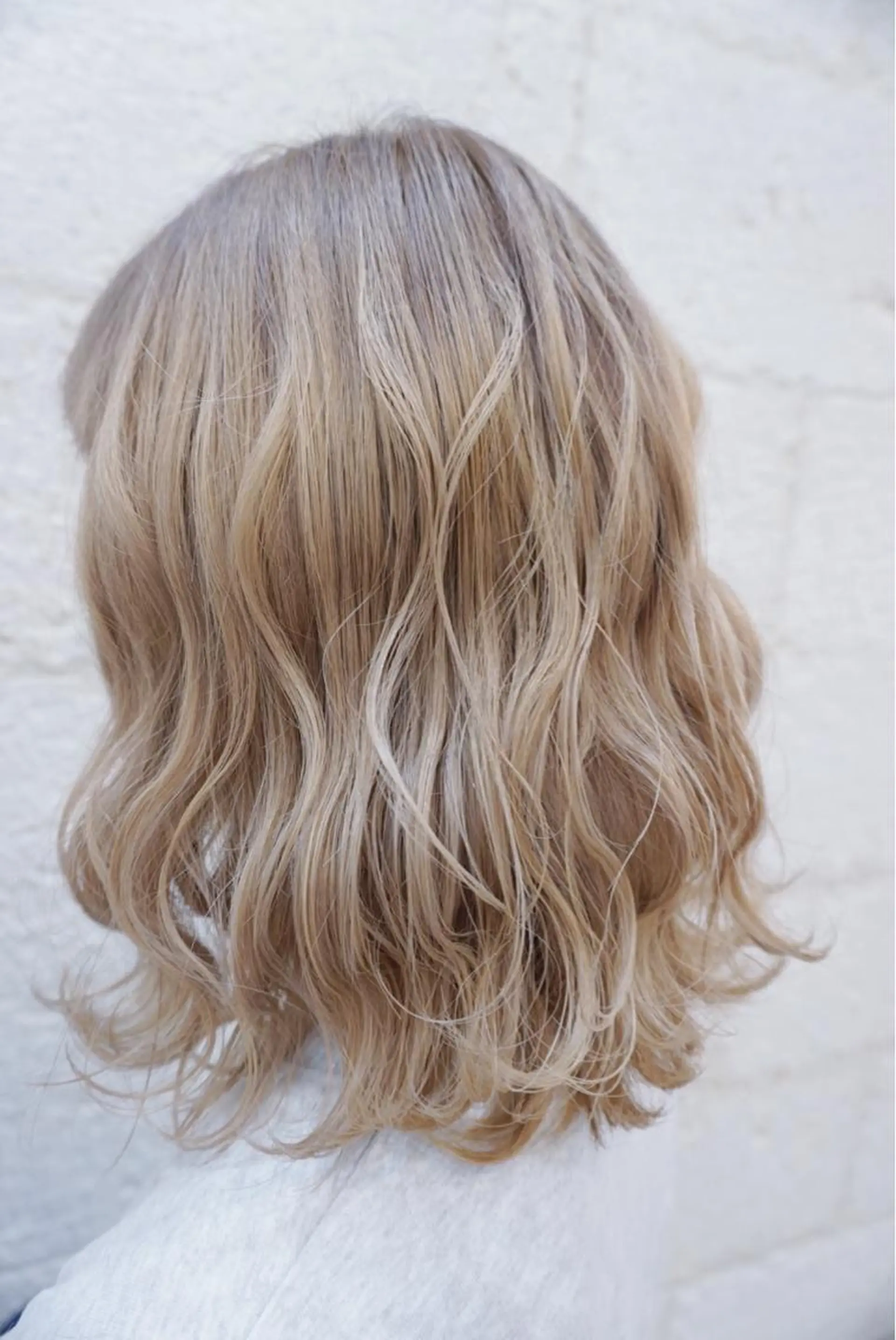 ミディアム カラー ベージュカラー ブリーチ ケアブリーチ イルミナカラー ホワイトベージュ 鍋田 和見のヘアスタイル