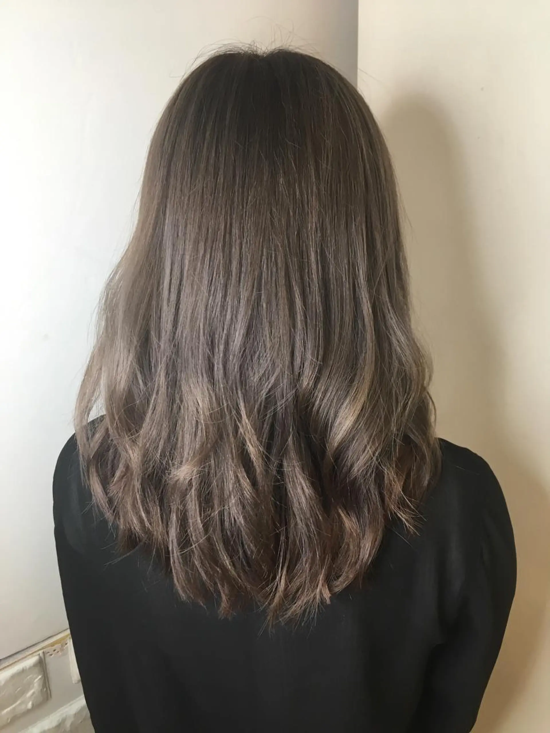 セミロング カラー ダブルカラー グレージュ 農添 杏のヘアスタイル