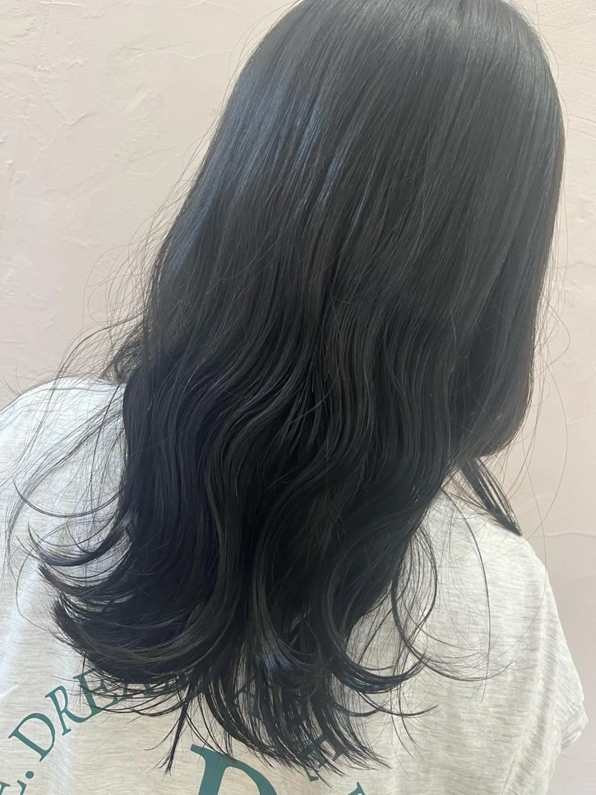 カラー 黒髪 ブルーカラー ブルーブラック 高石 未唯のヘアスタイル