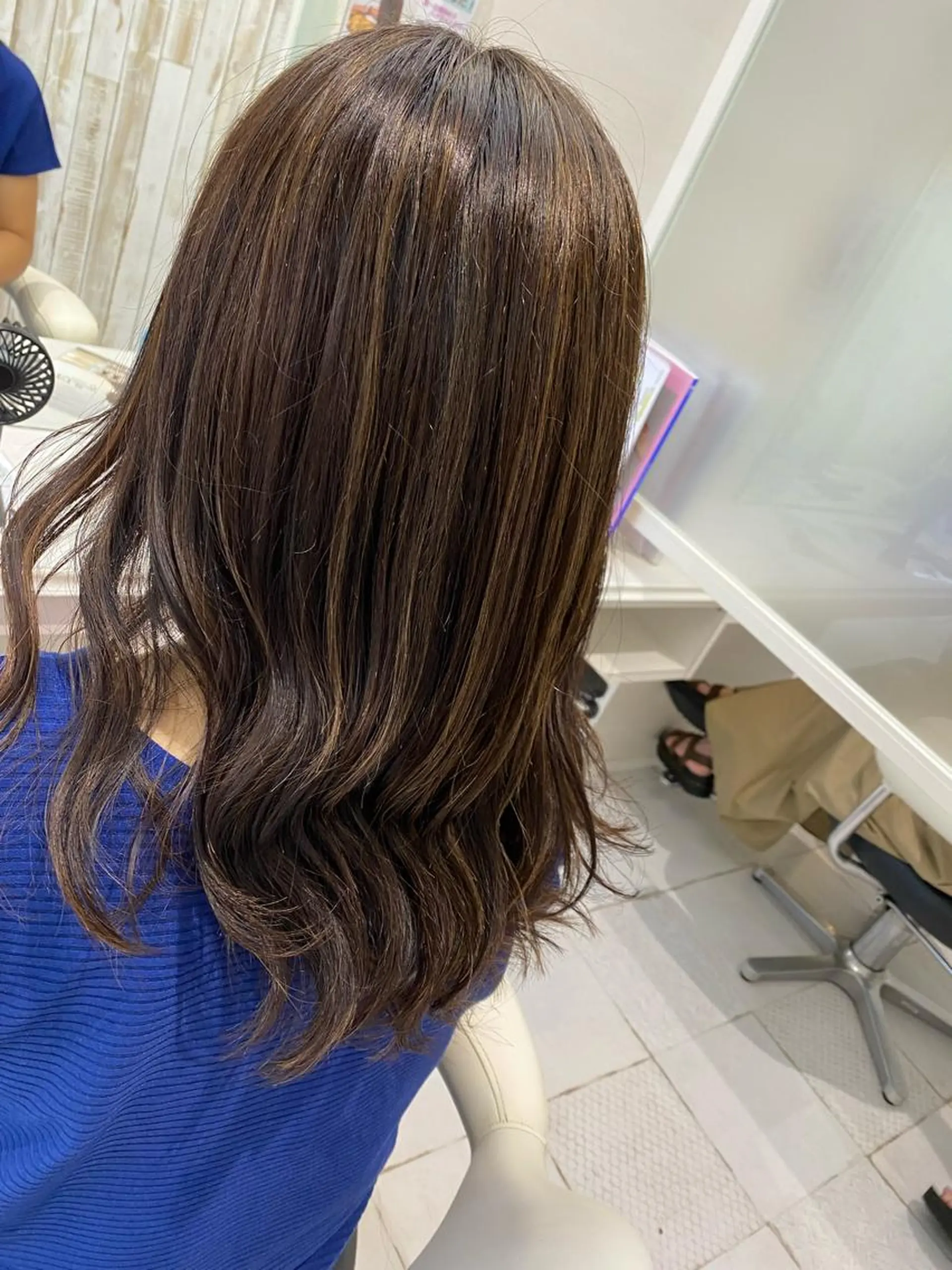 ロング ハイライト 白髪ぼかしハイライト めさきすずなのヘアスタイル