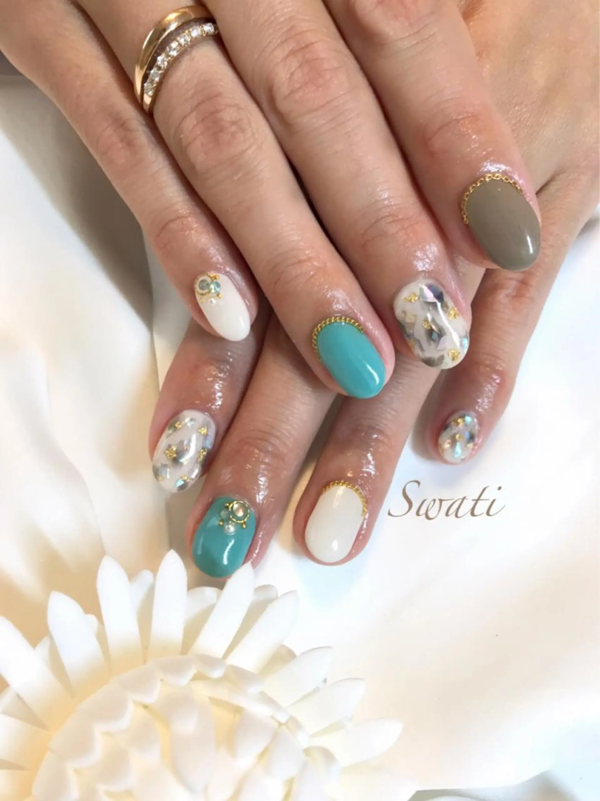 ネイル アートネイル ゴールド グリーン ニュアンスネイル オフィスネイル yuko （ネイリスト）のネイルデザイン