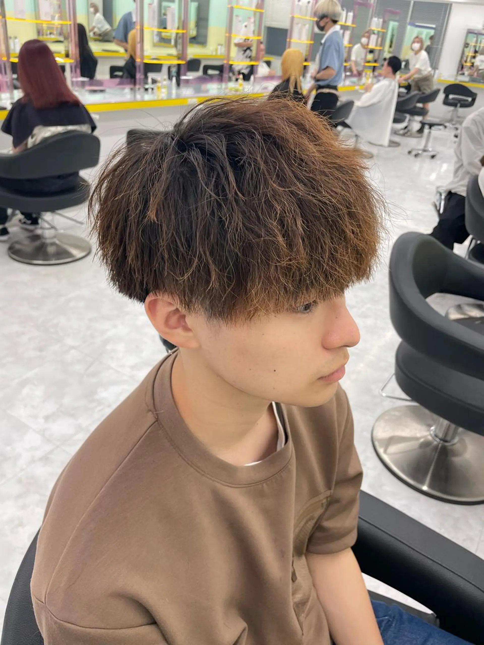 セミロング パーマ ヘアアレンジ メンズ メンズパーマ セミロングパーマ 顔まわりカット の達人のヘアスタイル