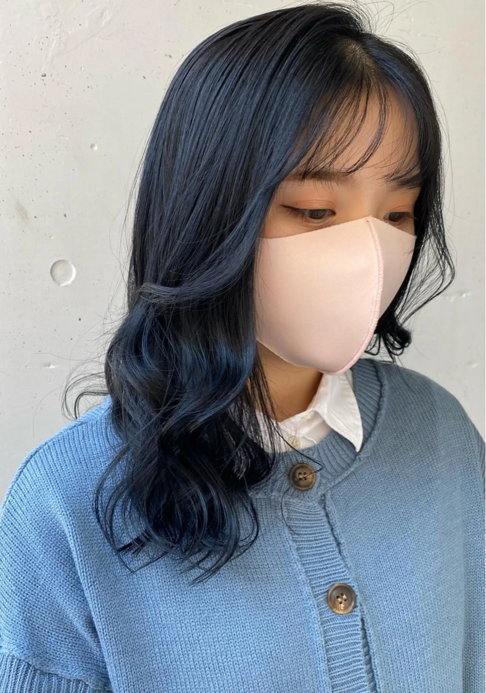 ミディアム カラー ミディアムパーマ ネイビーカラー 学生 韓国風ヘア トリートメント 髪質改善/レイヤー ストウシンゴのヘアスタイル