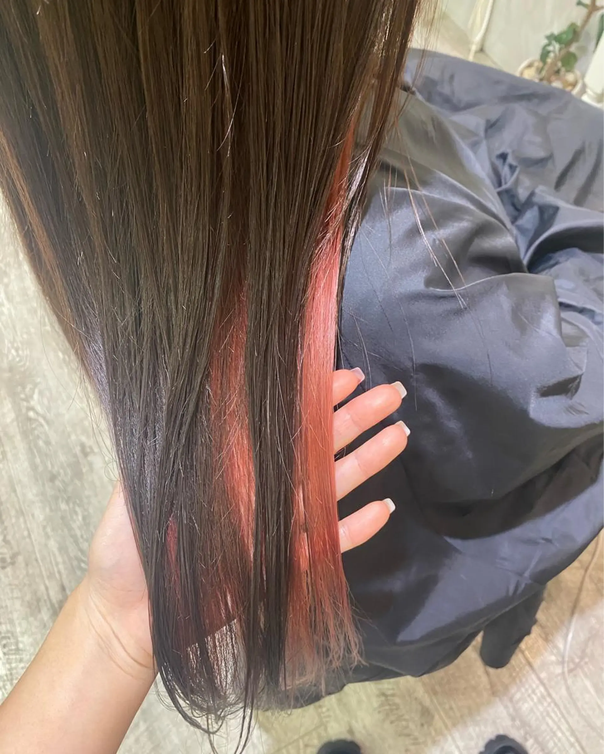 ロング カラー イヤリングカラー ピンクカラー カット ヘアカラー トリートメント 西村 美羽のヘアスタイル