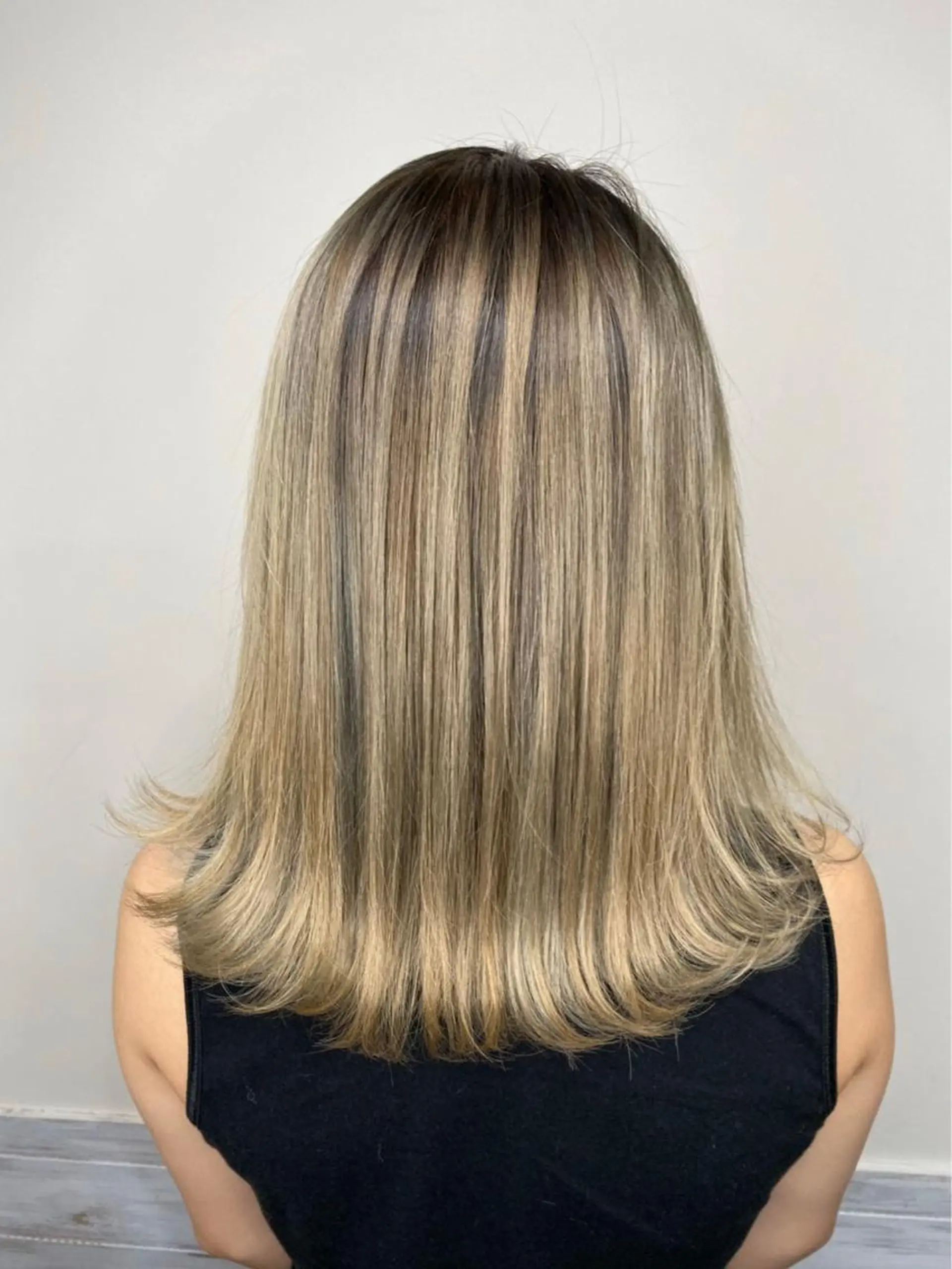 ミディアム カラー バレイヤージュ ブリーチ ブロンド ダブルカラー グラデーションカラー ヘアカラー hair salon mementoのヘアスタイル