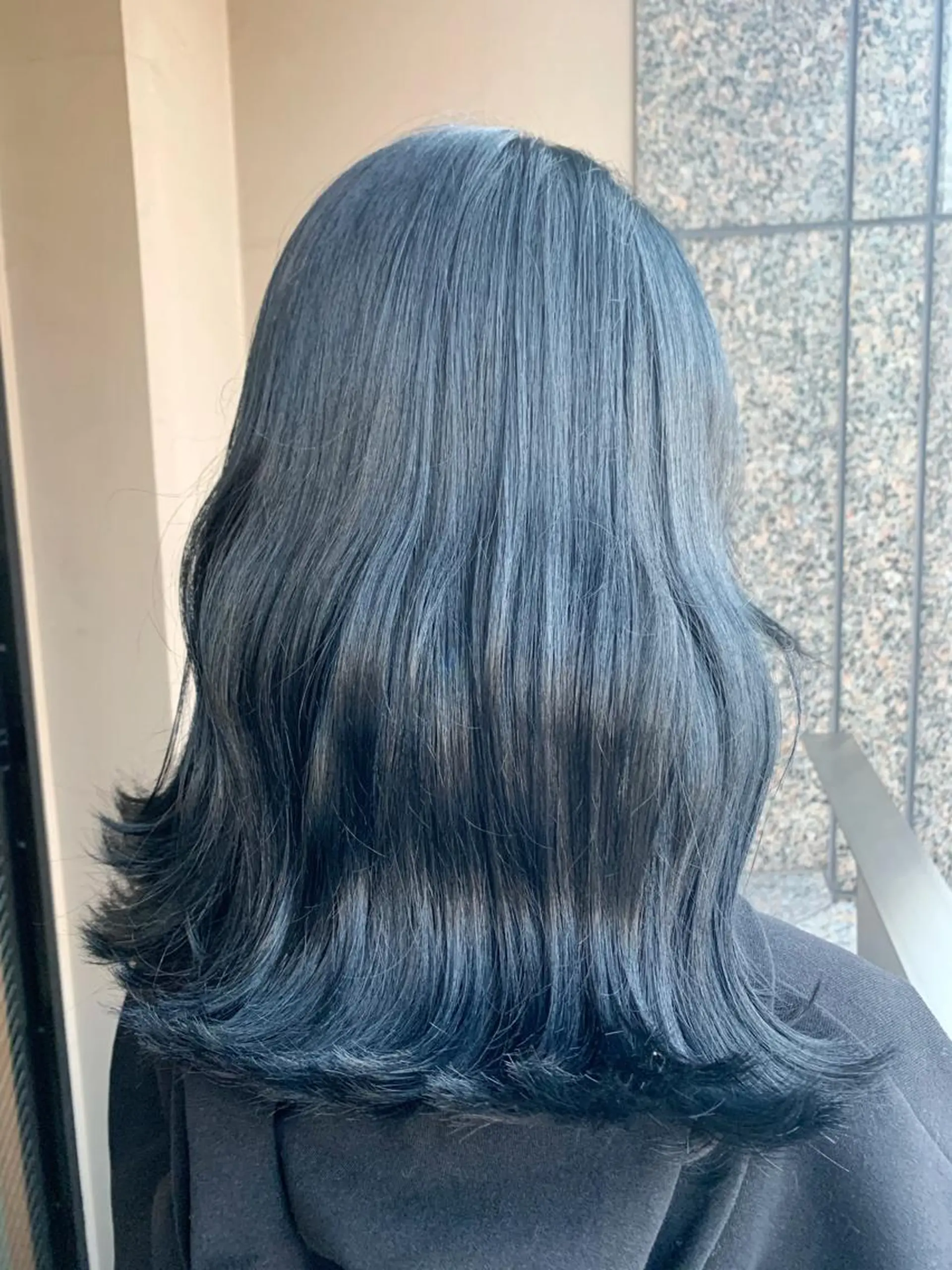 ミディアム カラー 黒髪 ブルーカラー ブルーブラック カット ヘアカラー yuri🌼 NUMBER 天王寺のヘアスタイル