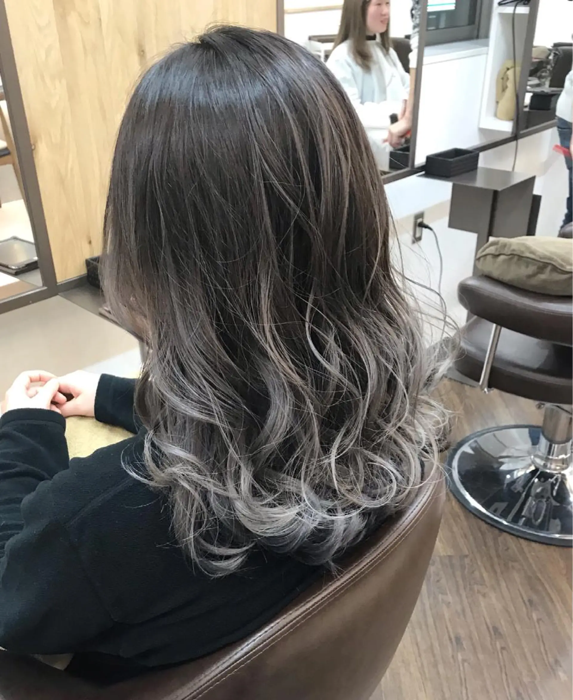 セミロング カラー パーマ ヘアアレンジ バレイヤージュ グラデーションカラー シルバー レイヤーカット APSEE メンズカラー特化のヘアスタイル