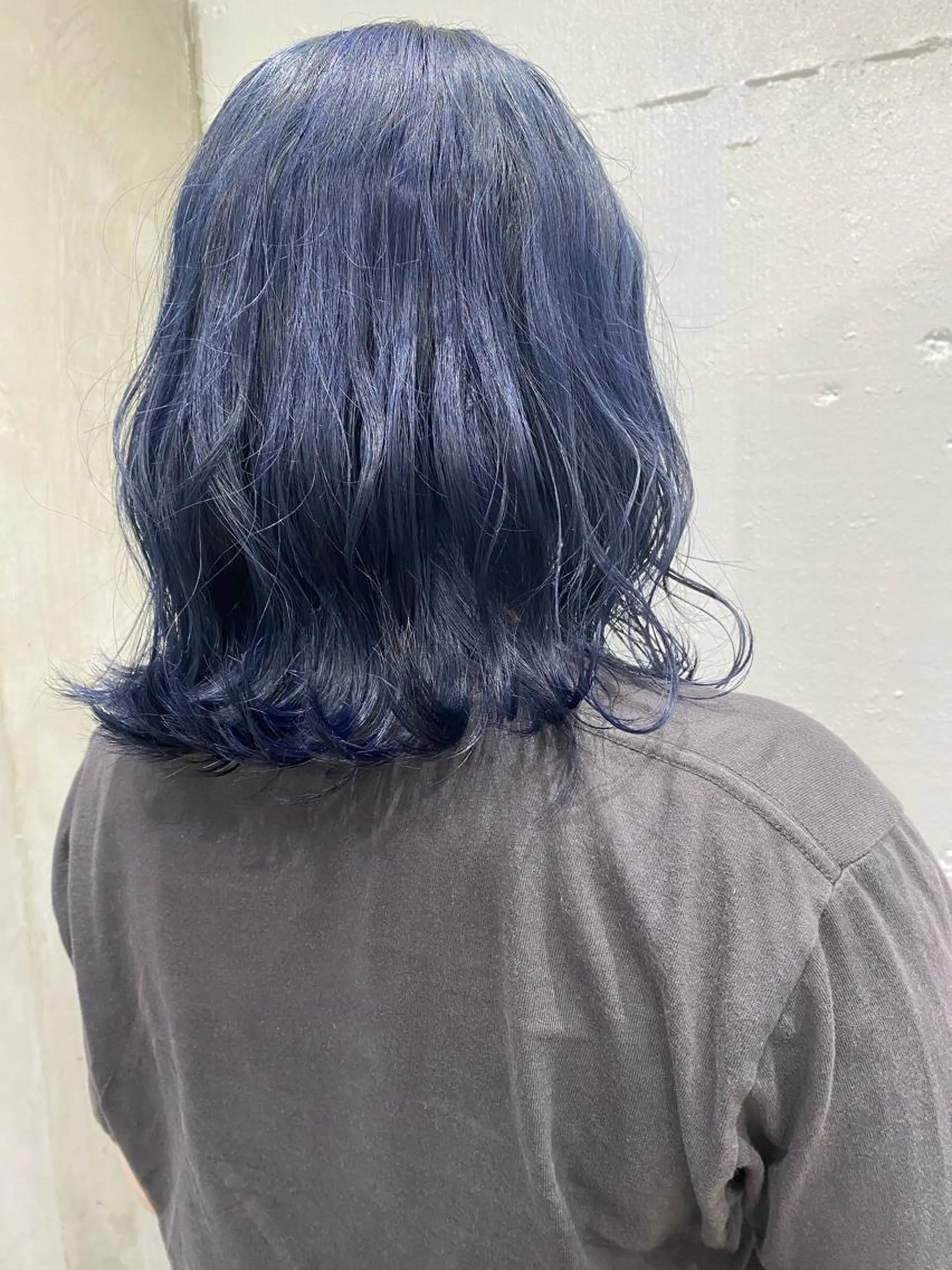 ミディアム カラー ヘアアレンジ 切りっぱなしボブ ミディアムパーマ アッシュ アッシュグレー バレイヤージュ 抜きっぱなしブロンド ササキカズマのヘアスタイル