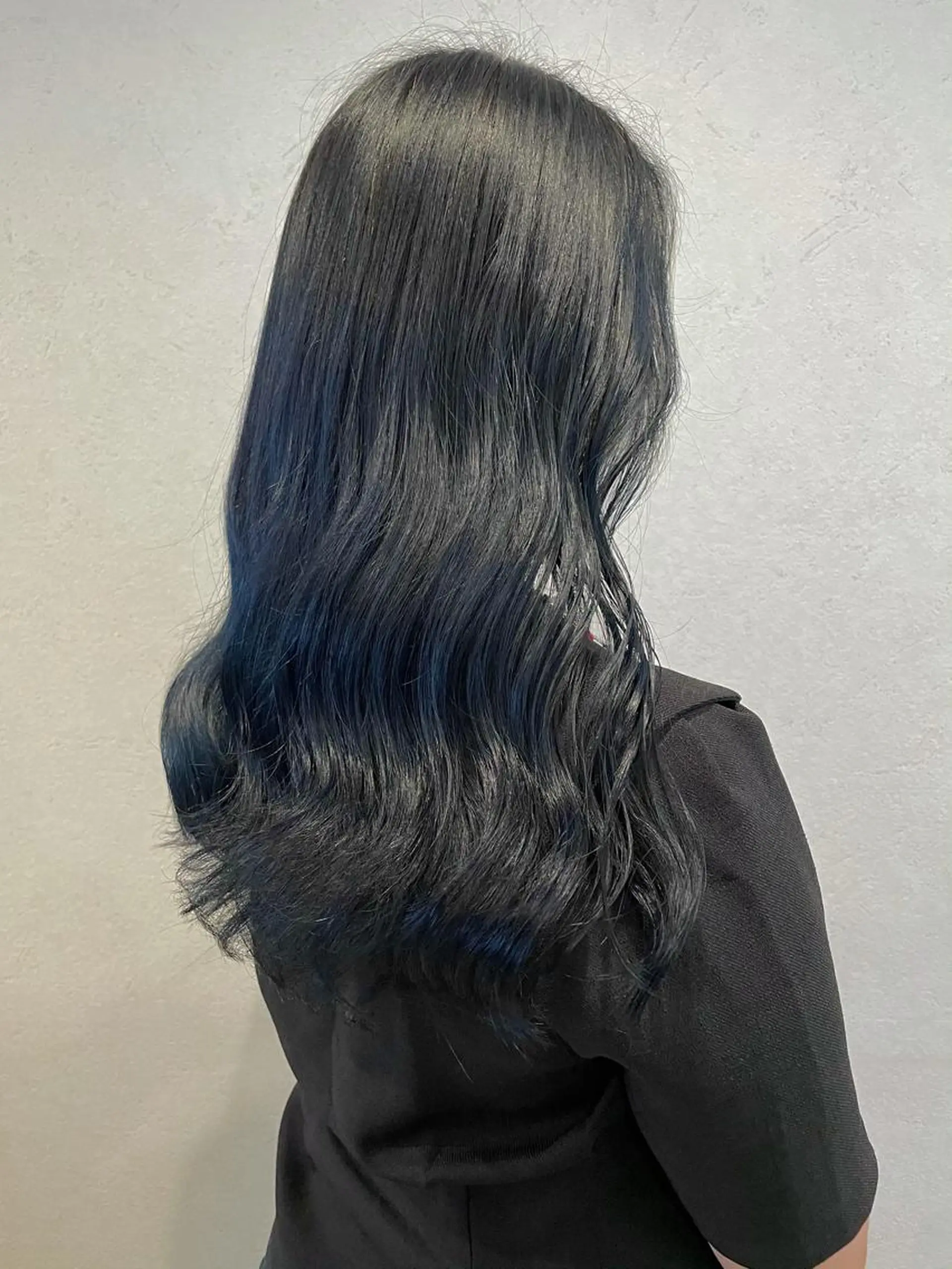 ロング カラー 黒髪 ブリーチ ブルーカラー ブルーブラック 透明感カラー 安藤 佑衣のヘアスタイル