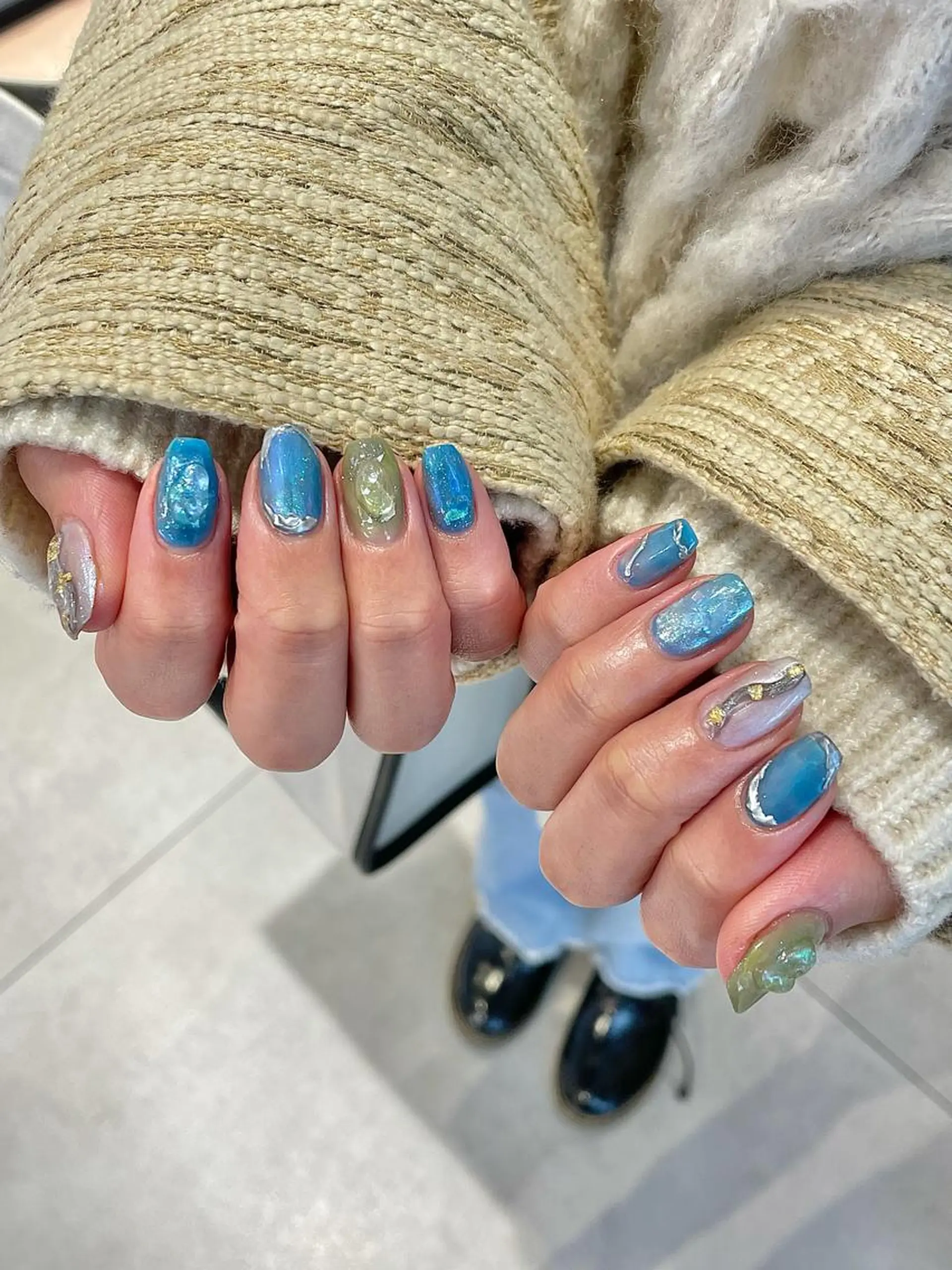 ネイル オーロラネイル ラメ(グリッター) ニュアンスネイル 🎀ボブ＋ハイトーン シュカ👶🏻のヘアスタイル
