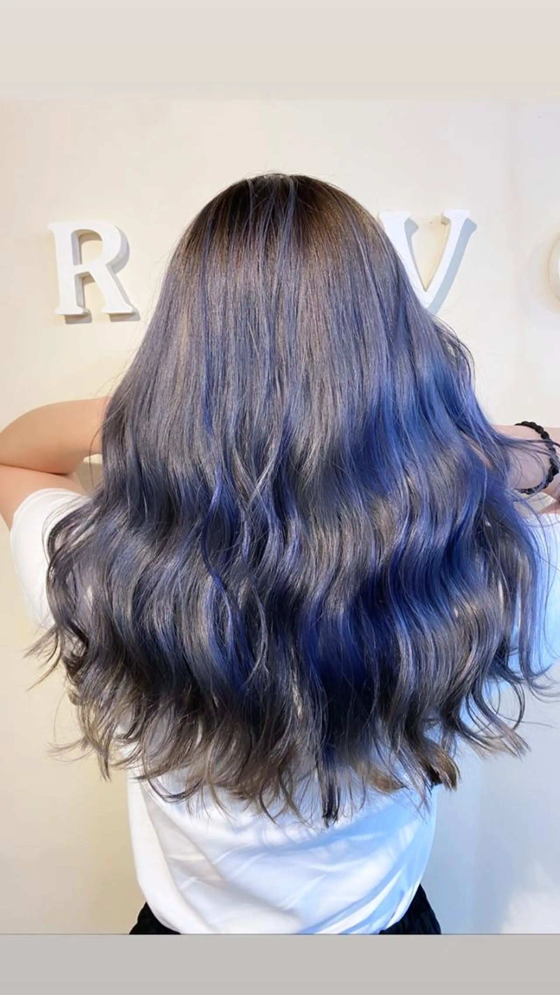 ロング アッシュ 🌈8月末までシャ イン輝きハイトーン✨のヘアスタイル